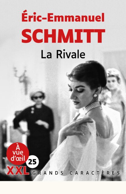 Couverture du livre en grands caractères La Rivale de Éric-Emmanuel Schmitt, édition À vue d’œil, illustrée par une photographie en noir et blanc représentant une femme élégante vue de dos dans un cadre mondain.