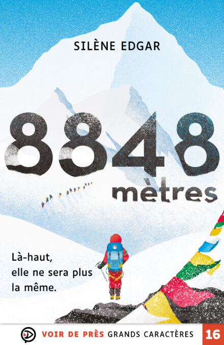 Couverture du livre 8848 mètres de Silène Edgar, en grands caractères (police 16). Une alpiniste en combinaison rouge grimpe vers un sommet enneigé sous un ciel bleu. Des drapeaux de prière flottent au vent. Slogan : « Là-haut, elle ne sera plus la même. »