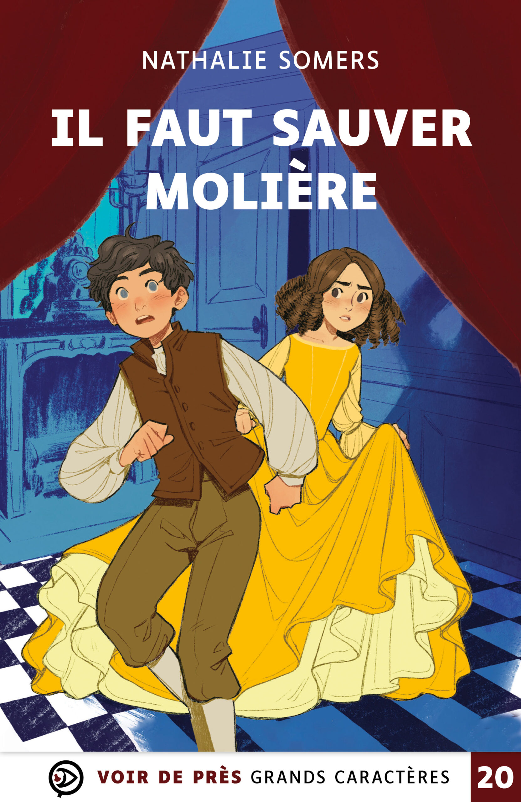Couverture du livre Il faut sauver Molière de Nathalie Somers, édition en grands caractères. Deux jeunes personnages en habits d’époque, un garçon et une fille, fuient en courant dans un décor de théâtre, entre rideaux rouges et sol en damier. Mention « Voir de près Grands Caractères – 20 »