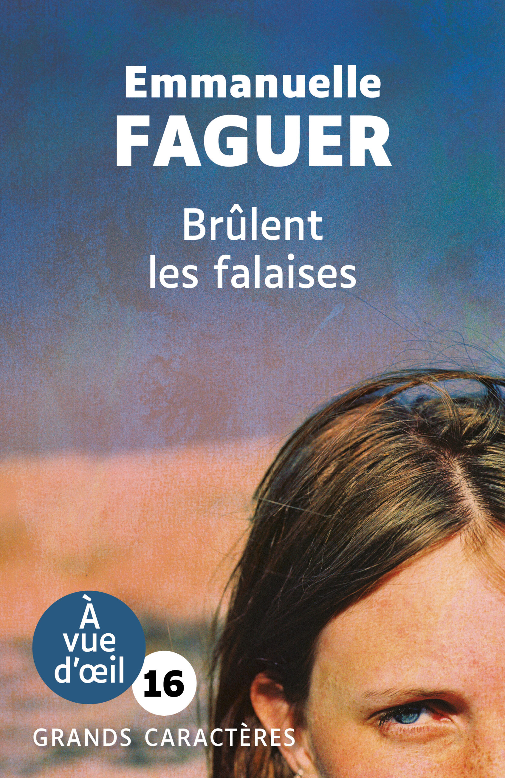Couverture du livre Brûlent les falaises d’Emmanuelle Faguer en grands caractères (police 16). On y voit le regard déterminé d’une jeune femme au bord d’une falaise, avec des teintes bleutées et orangées en arrière-plan.