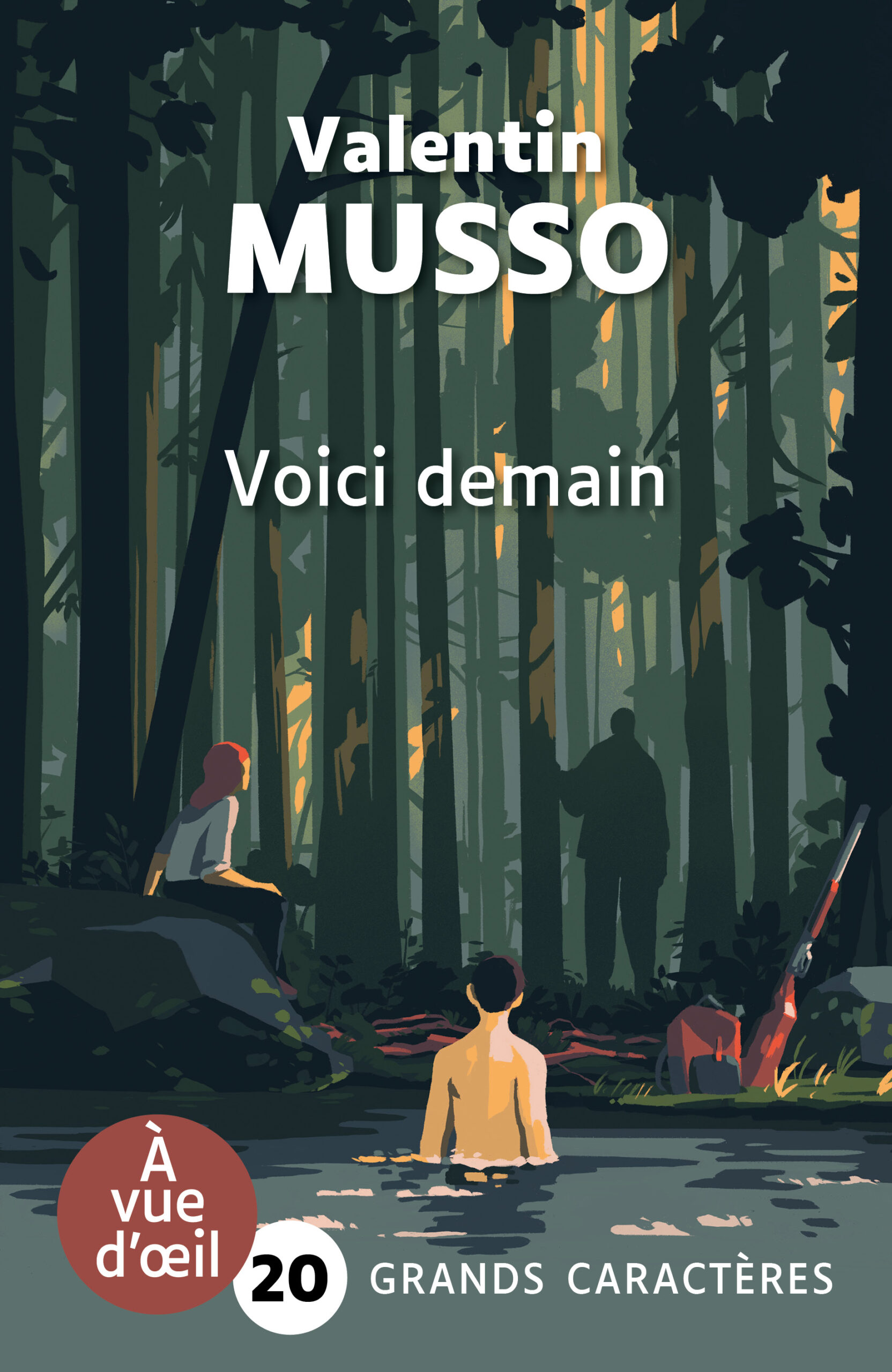 Couverture du livre Voici demain de Valentin Musso, en grands caractères (police 20). Trois adolescents dans une forêt dense : l’un est dans l’eau, un autre est assis sur un rocher, le dernier est debout. Une silhouette sombre, à peine visible, se tient en arrière-plan entre les arbres. L’atmosphère est tendue, mystérieuse.