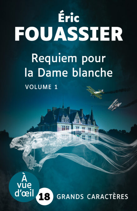 Couverture du livre Requiem pour la Dame blanche d’Éric Fouassier, en grands caractères (police 18). Un manoir éclairé se dresse sous un ciel nocturne. Deux avions anciens se croisent dans le ciel. Un voile blanc fantomatique flotte à l’avant-plan, évoquant une présence mystérieuse.