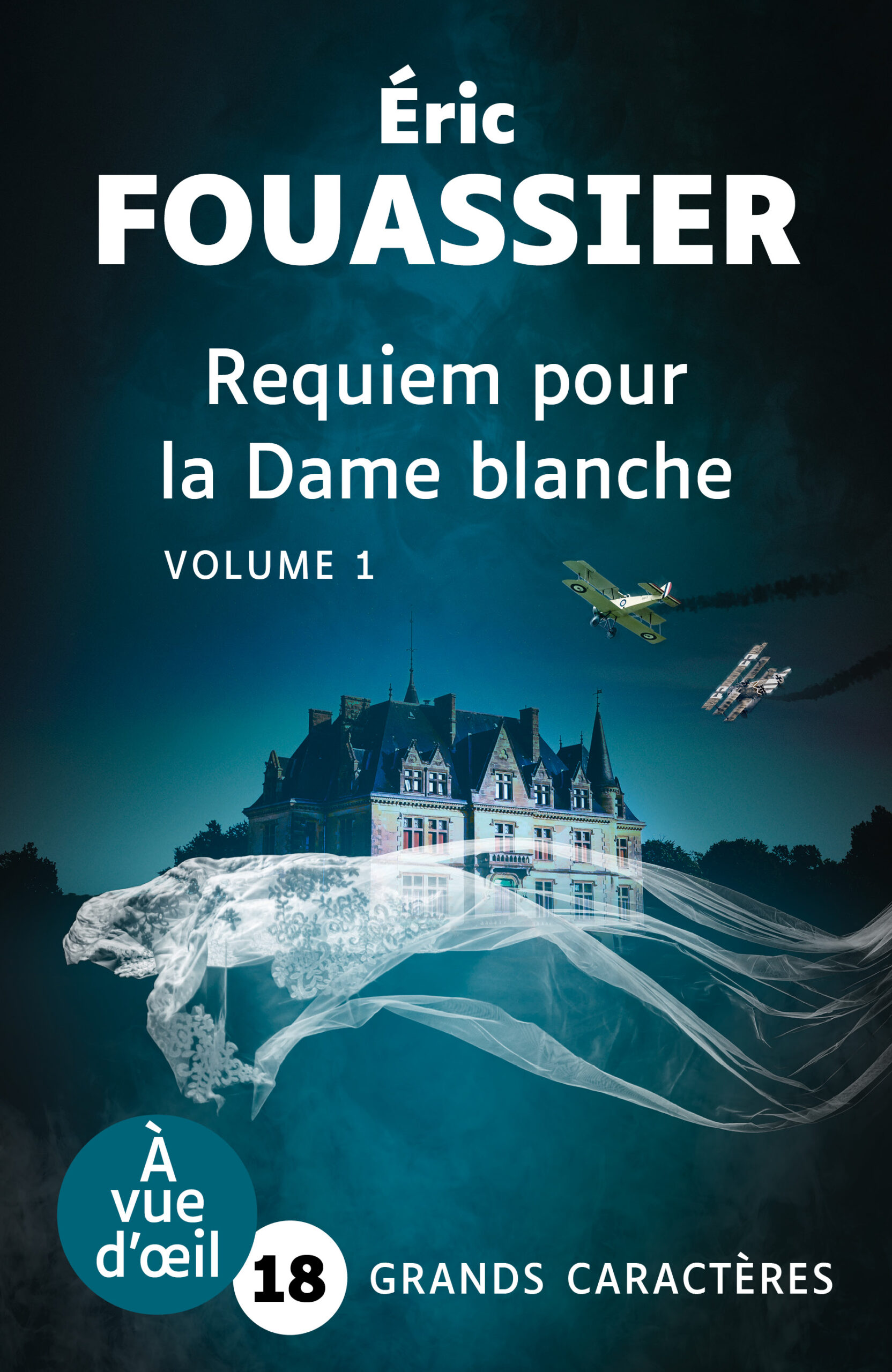 Couverture du livre Requiem pour la Dame blanche d’Éric Fouassier, en grands caractères (police 18). Un manoir éclairé se dresse sous un ciel nocturne. Deux avions anciens se croisent dans le ciel. Un voile blanc fantomatique flotte à l’avant-plan, évoquant une présence mystérieuse.