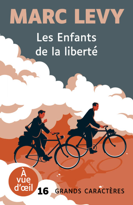 Couverture du livre Les Enfants de la liberté de Marc Levy en grands caractères (police 16). Deux hommes à bicyclette roulent à travers des nuages stylisés dans des tons rouges et blancs.