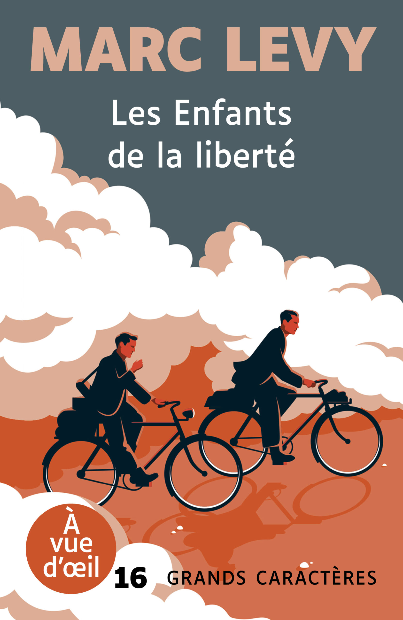 Couverture du livre Les Enfants de la liberté de Marc Levy en grands caractères (police 16). Deux hommes à bicyclette roulent à travers des nuages stylisés dans des tons rouges et blancs.