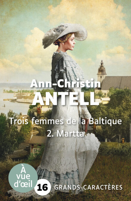 Couverture du livre Trois femmes de la Baltique – 2. Martta de Ann-Christin Antell, en grands caractères (police 16). Une femme en robe blanche de dentelle et chapeau assorti se tient de profil devant un paysage urbain ancien bordé de verdure, avec un clocher à l’arrière-plan.