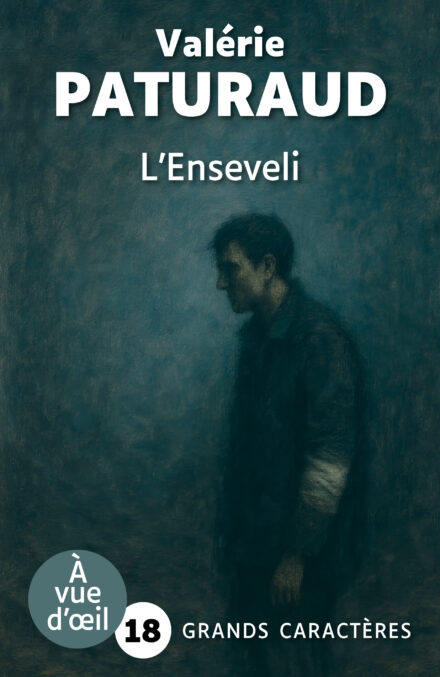 Couverture du livre L’Enseveli de Valérie Paturaud en grands caractères (police 18). On y voit un homme en clair-obscur, marchant dans une atmosphère sombre et brumeuse.