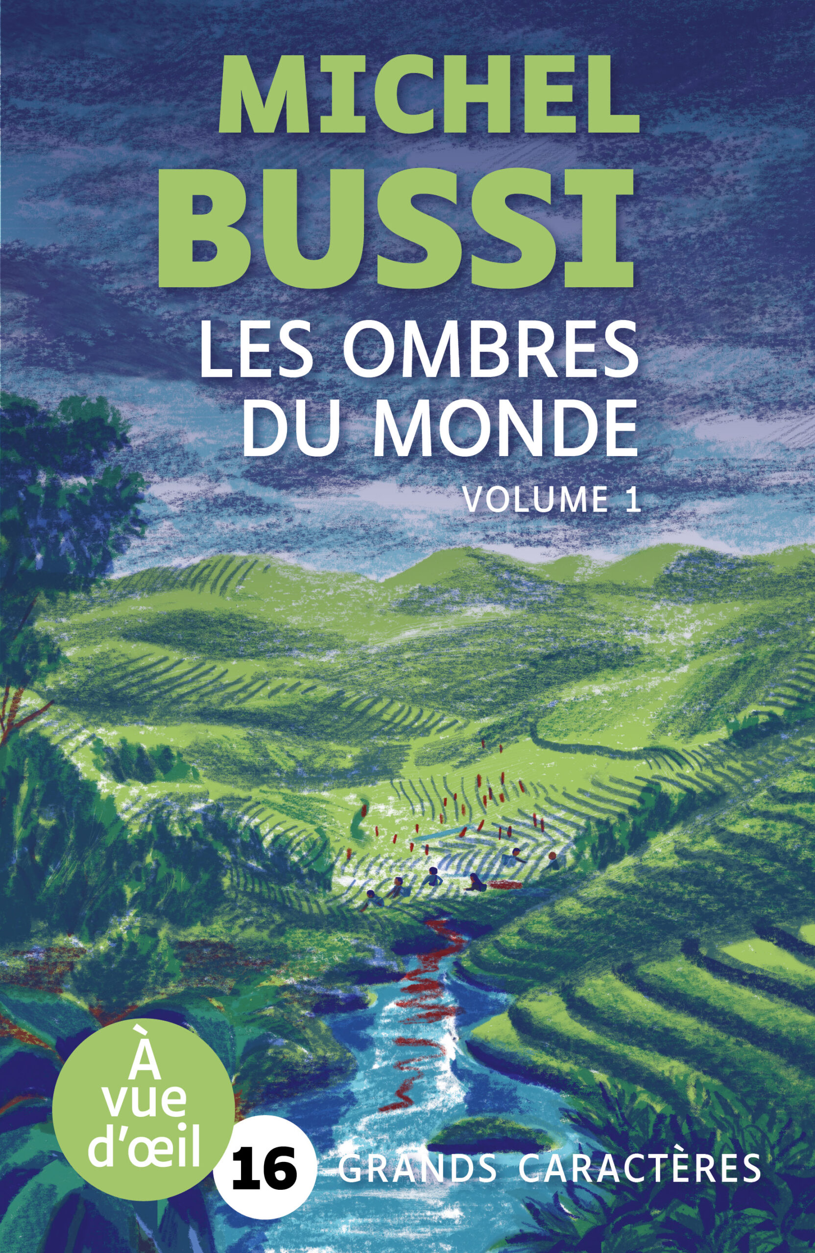 Couverture du livre Les ombres du monde de Michel Bussi, en grands caractères (police 16). Illustration d’un paysage de rizières en terrasses, vallées vertes et rivière bleutée qui serpente vers le premier plan. Une tâche rouge dans l’eau laisse deviner une scène dramatique.
