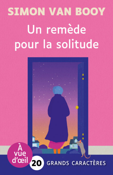 Couverture du livre Un remède pour la solitude de Simon Van Booy, en grands caractères (police 20). Sur un fond rose uni, une porte s’ouvre sur un ciel étoilé. Une femme vue de dos regarde l’horizon depuis le seuil, tandis qu’une petite souris l’observe depuis l’intérieur. Un quartier résidentiel et paisible se dessine au loin.