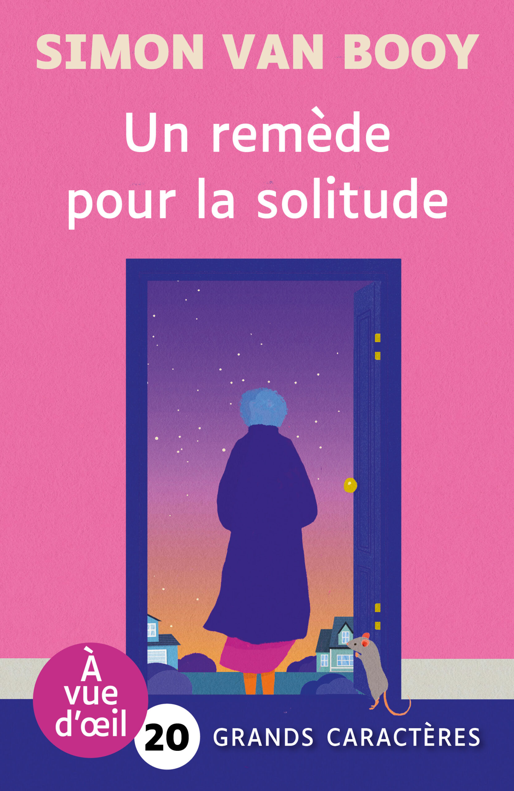 Couverture du livre Un remède pour la solitude de Simon Van Booy, en grands caractères (police 20). Sur un fond rose uni, une porte s’ouvre sur un ciel étoilé. Une femme vue de dos regarde l’horizon depuis le seuil, tandis qu’une petite souris l’observe depuis l’intérieur. Un quartier résidentiel et paisible se dessine au loin.