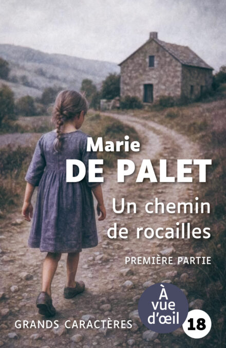 Couverture du livre Un chemin de rocailles – Première partie de Marie de Palet, en grands caractères (police 18). Une fillette en robe violette marche seule sur un chemin rocailleux en direction d’une maison de pierre isolée, sous un ciel gris.