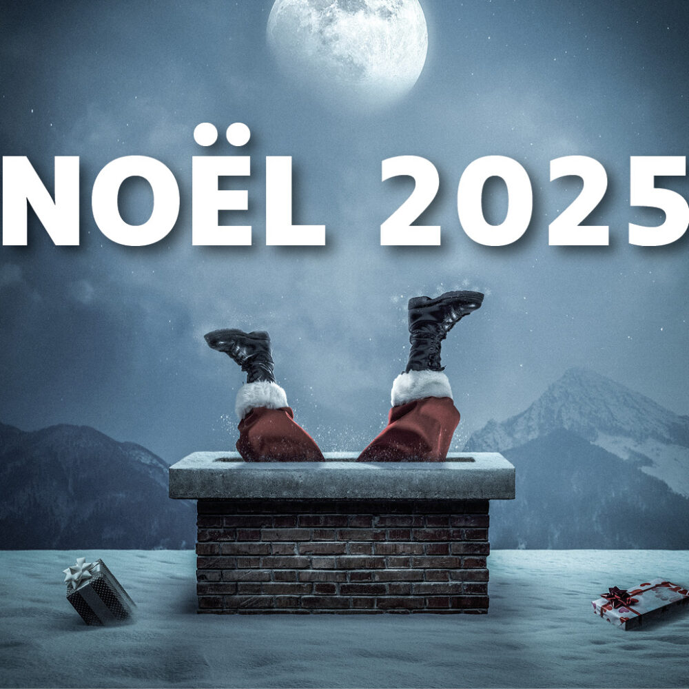 Père Noël coincé dans une cheminée sous la lune, avec des cadeaux déposés sur la neige et le texte « Noël 2025 ».