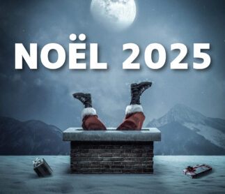 Père Noël coincé dans une cheminée sous la lune, avec des cadeaux déposés sur la neige et le texte « Noël 2025 ».