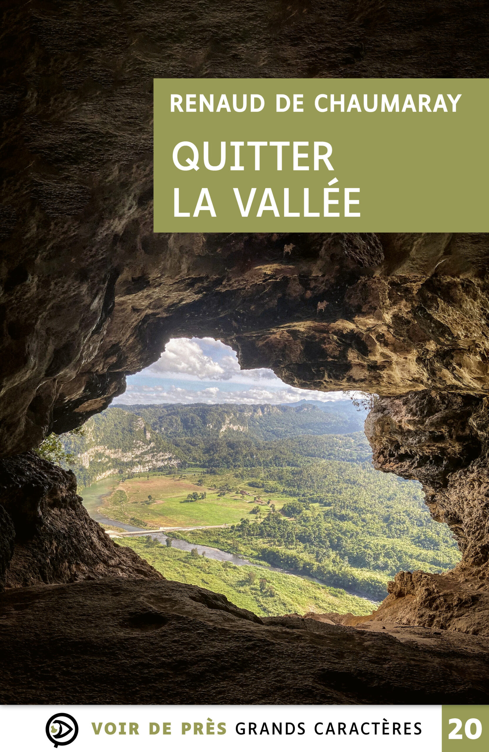 Vue d’une vallée verdoyante depuis l’ouverture d’une grotte rocheuse avec le titre Quitter la vallée de Renaud de Chaumary sur un livre en grands caractères