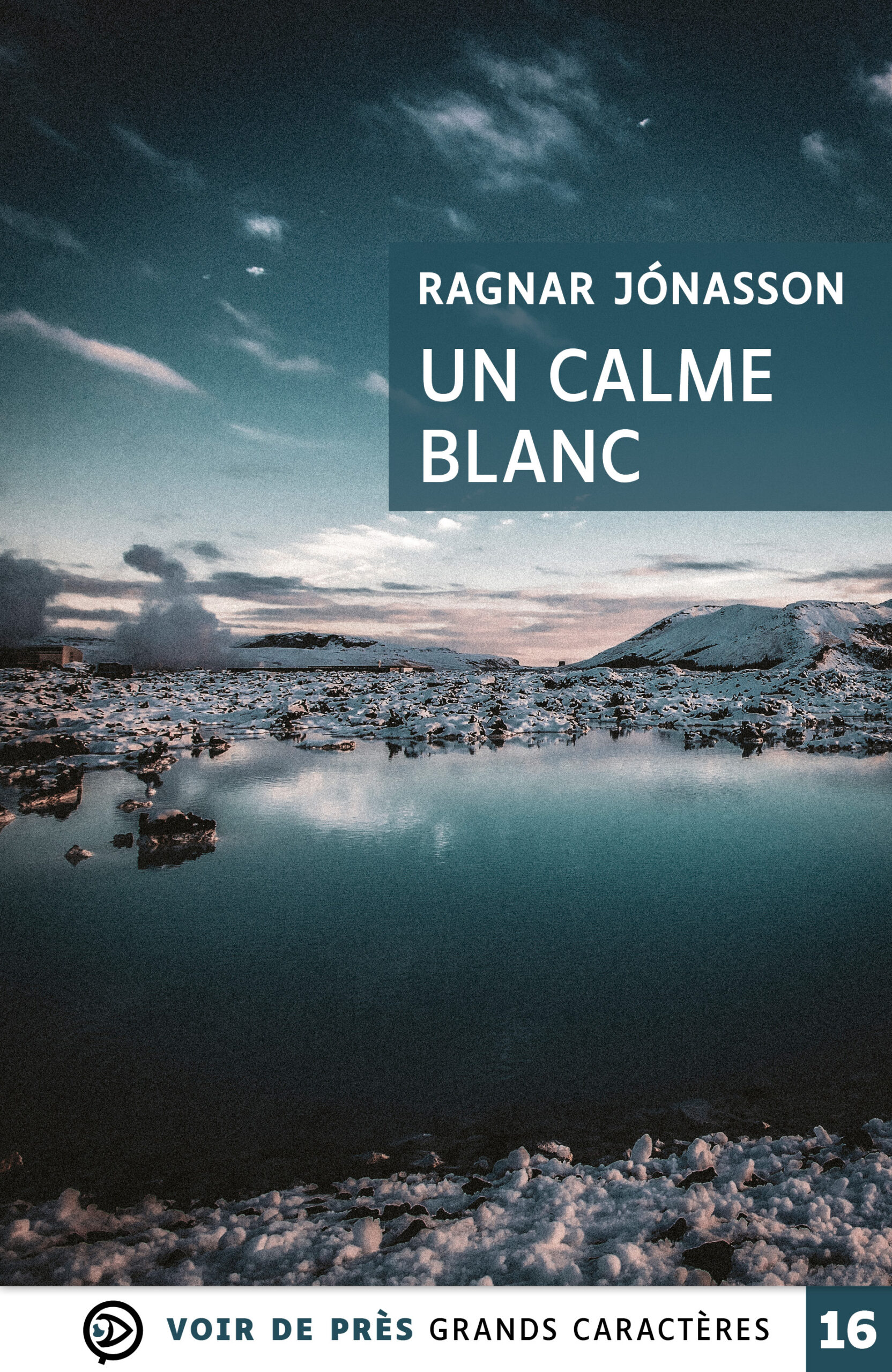 Paysage hivernal avec une étendue d’eau calme entourée de roches enneigées sous un ciel sombre pour le livre en grands caractères Un calme blanc de Ragnar Jónasson