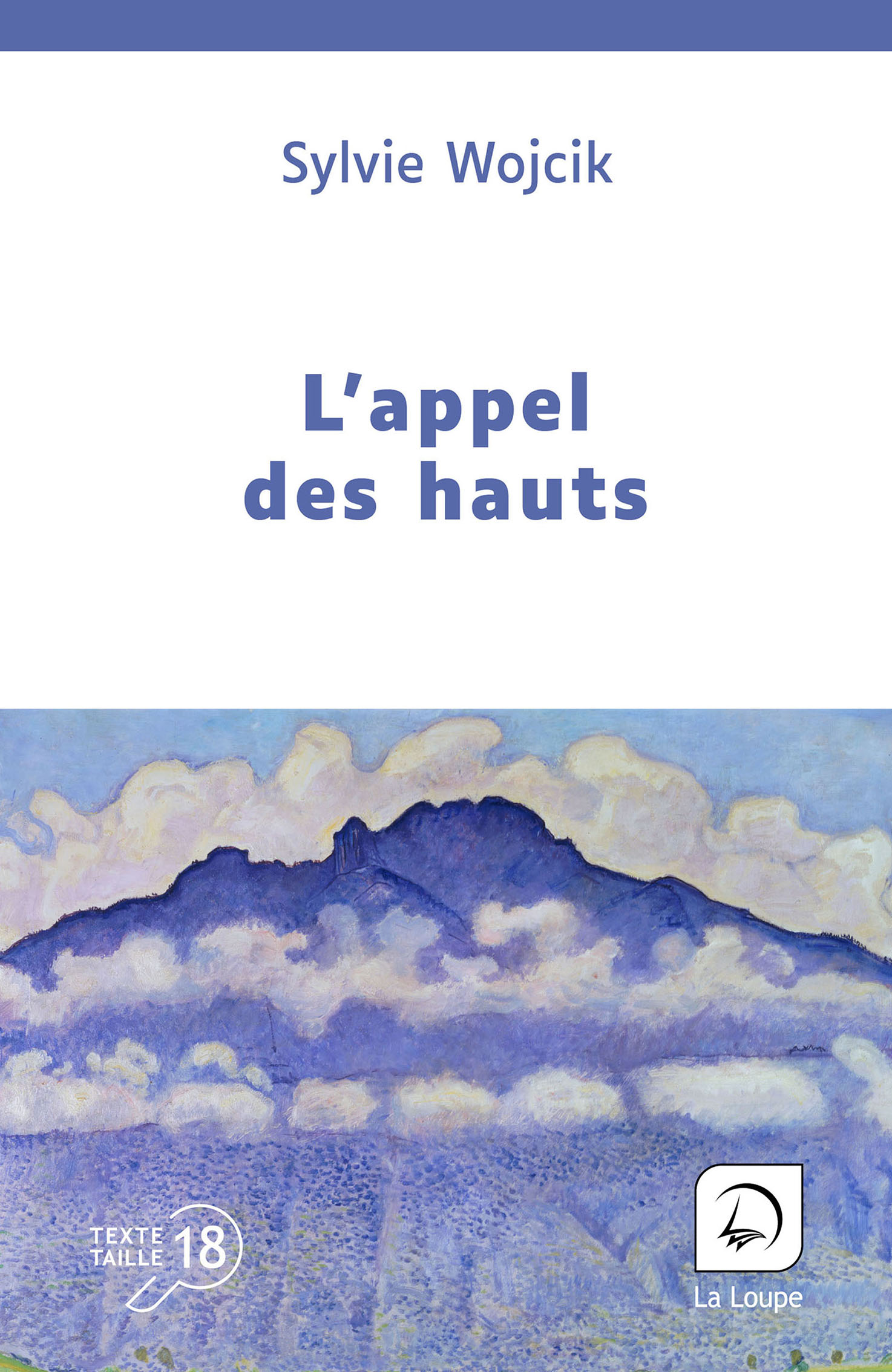Paysage de montagne bleutée surmontée de nuages avec le titre L’appel des hauts de Sylvie Wojcik sur un livre en grands caractères
