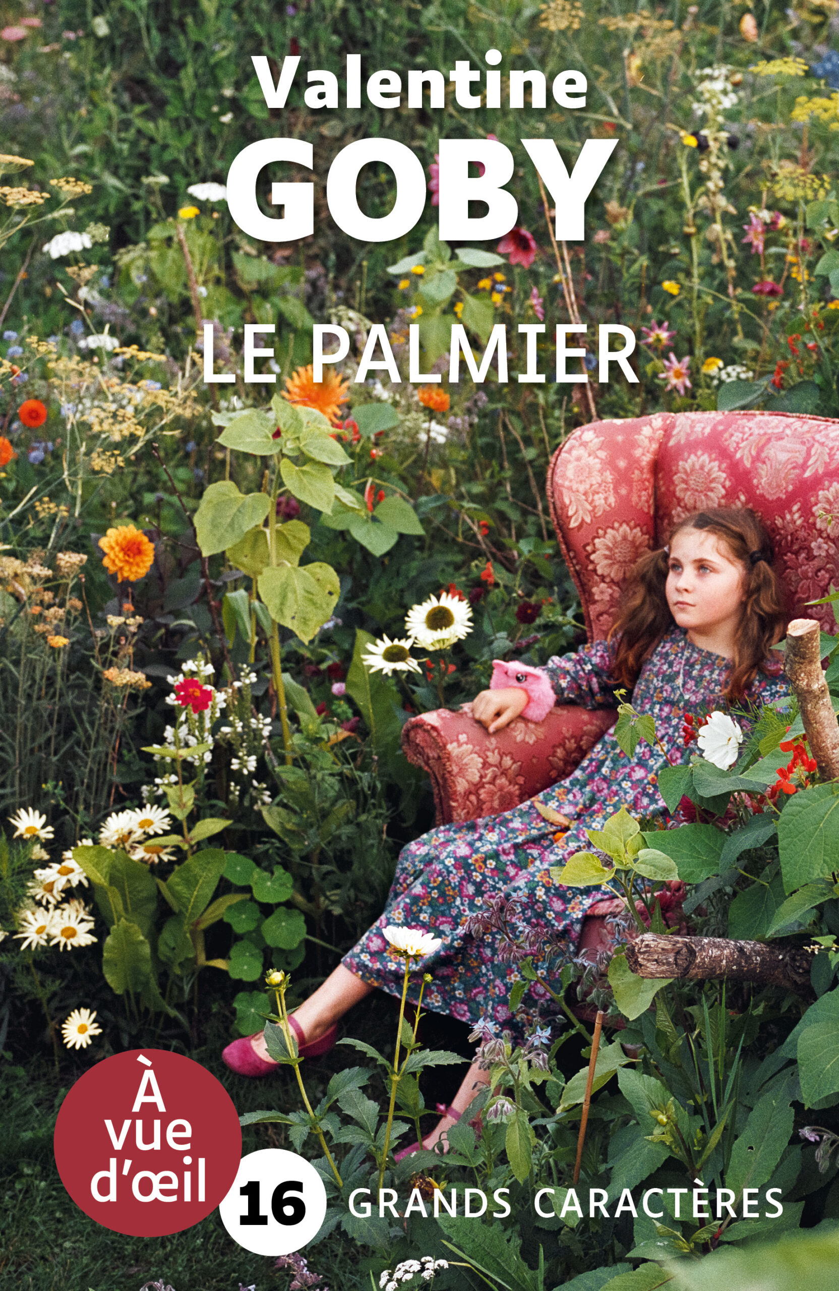 Une jeune fille assise dans un fauteuil au milieu d’un jardin fleuri, illustrant le livre en grands caractères Le Palmier de Valentine Goby