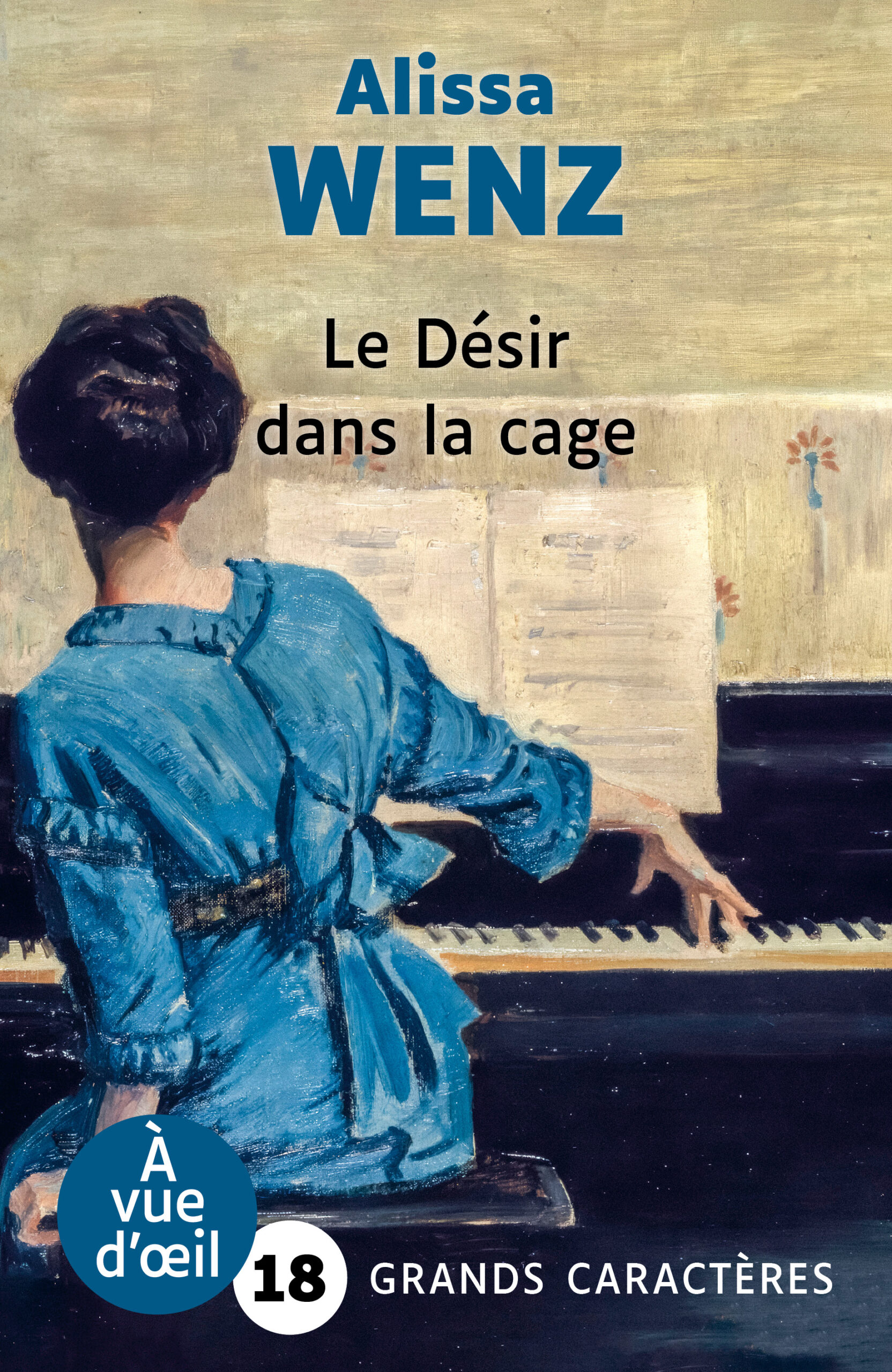 Une femme assise de dos jouant du piano devant une partition, illustrant le livre en grands caractères Le Désir dans la cage d’Alissa Wenz