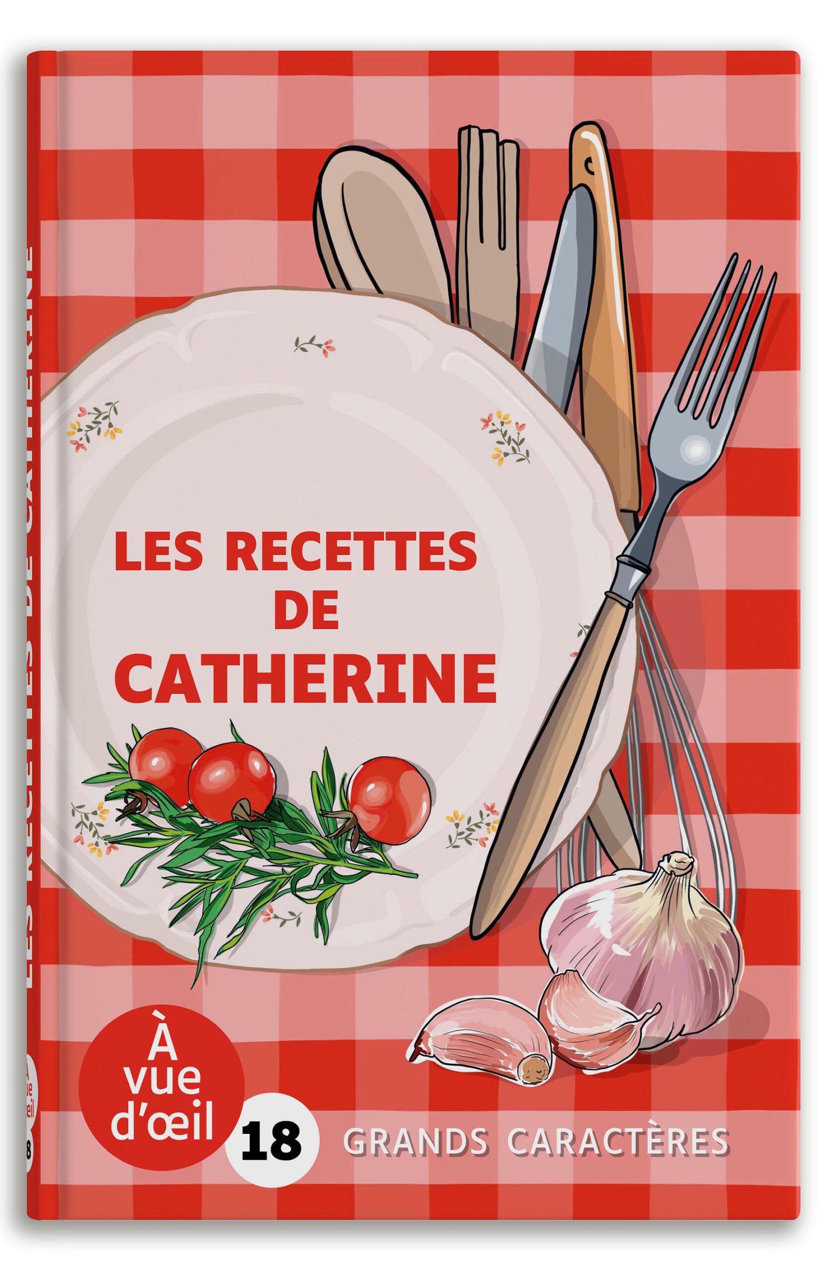 Livre en grands caractères Les recettes de Catherine de Catherine avec une assiette décorée de tomates et d’herbes posée sur une nappe à carreaux rouges accompagnée de couverts et d’une tête d’ail
