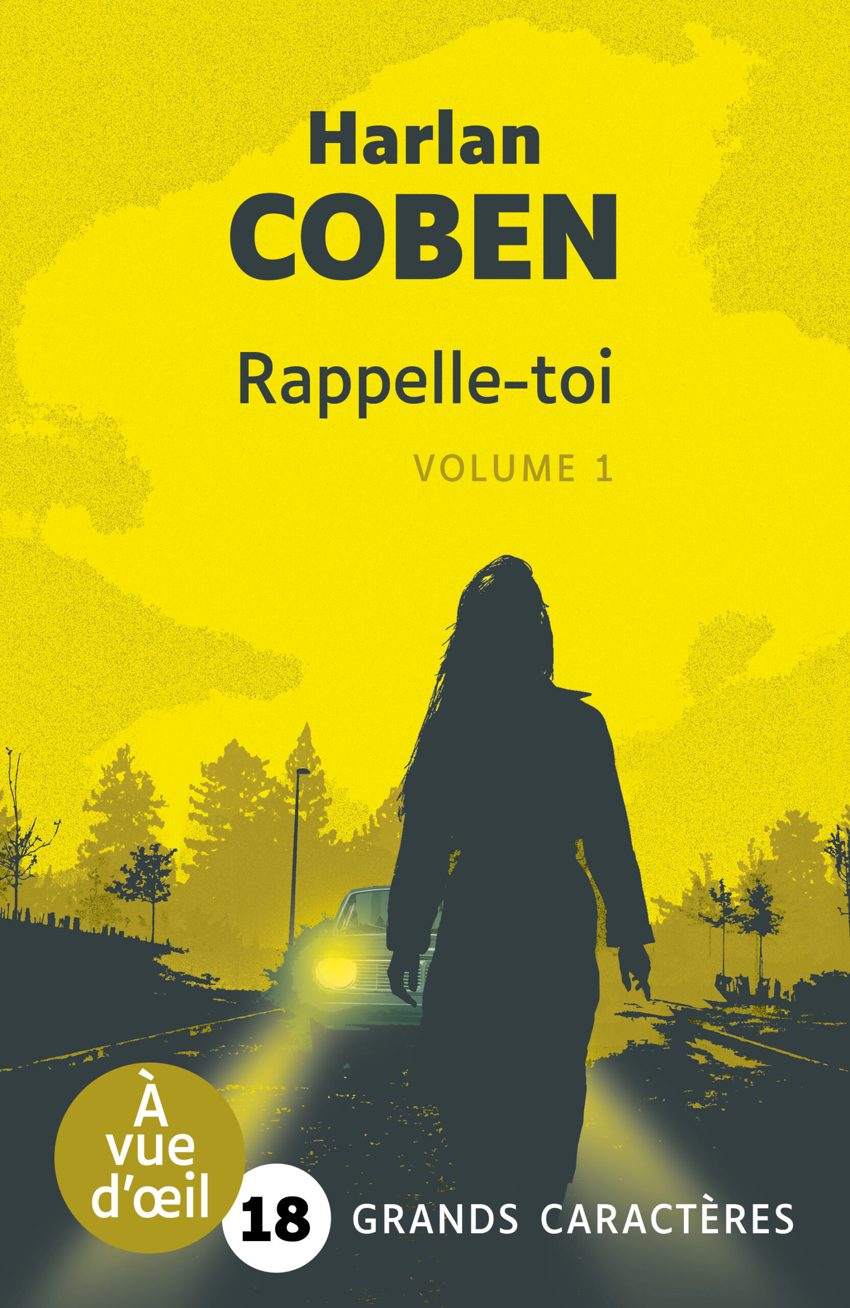 Silhouette féminine avançant sur une route nocturne face aux phares d’une voiture, illustrant le livre en grands caractères Rappelle-toi – Volume 1 de Harlan Coben