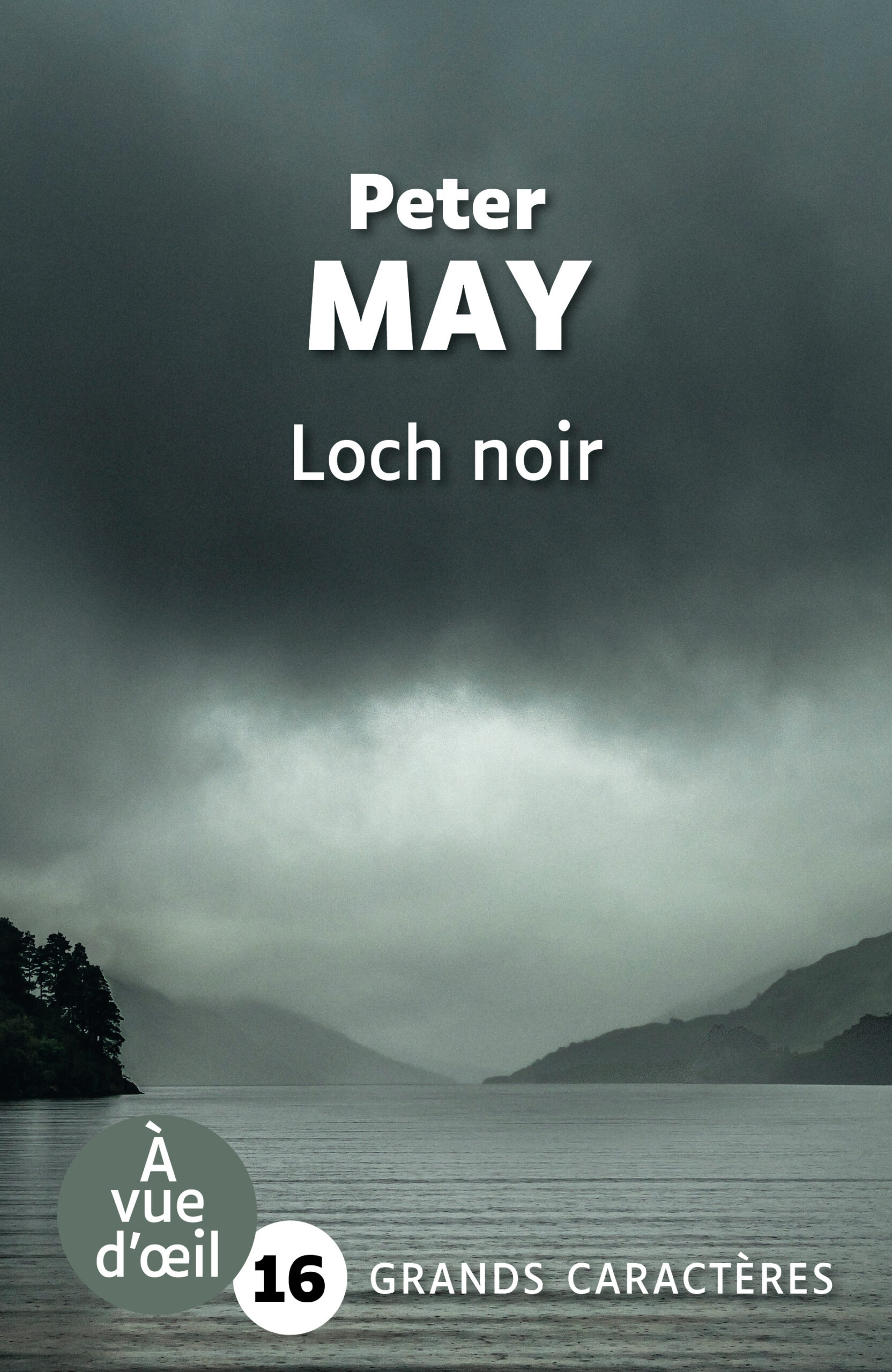 Paysage sombre d’un lac entouré de montagnes sous un ciel orageux, illustrant le livre en grands caractères Loch noir de Peter May