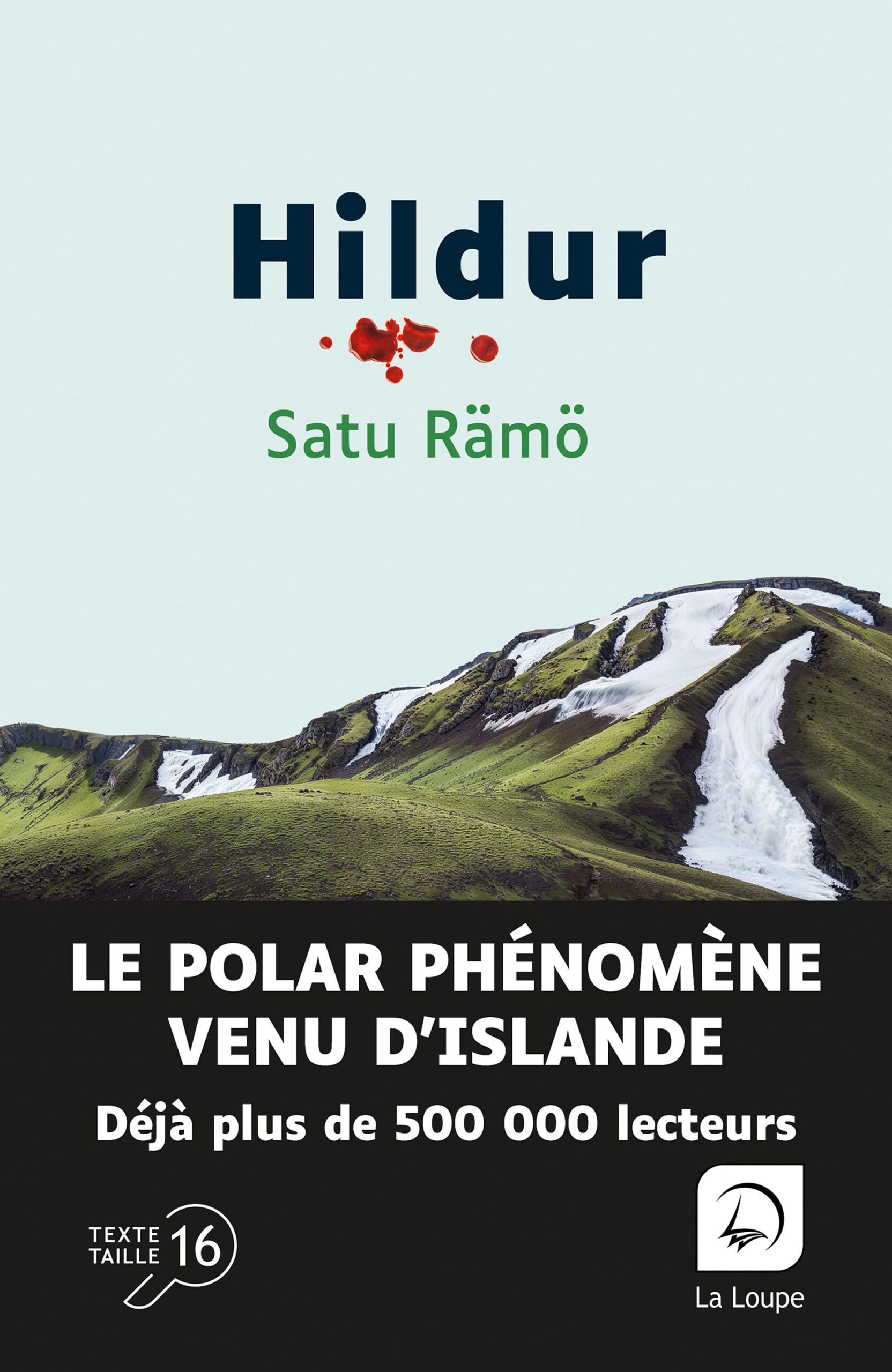 Paysage islandais composé de collines verdoyantes striées de neige fondante sous un ciel clair, avec le titre Hildur et le nom de l’autrice en surimpression. Le livre Hildur de Satu Rämö, édité en grands caractères par Les éditions de La Loupe, en typographie Luciole corps 16.