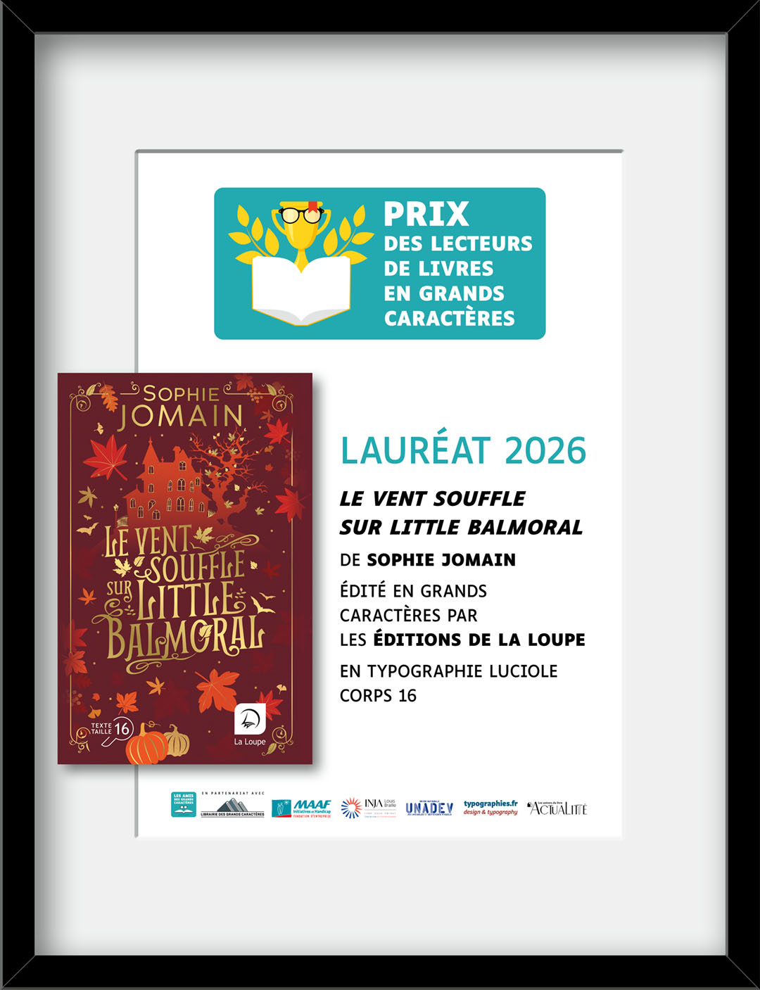 Trophée du Prix des lecteurs de livres en grands caractères avec la couverture du livre Le vent souffle sur Little Balmoral de Sophie Jomain, lauréat 2026 du Prix des lecteurs de livres en grands caractères, édité en grands caractères par Les éditions de La Loupe, en typographie Luciole corps 16.
