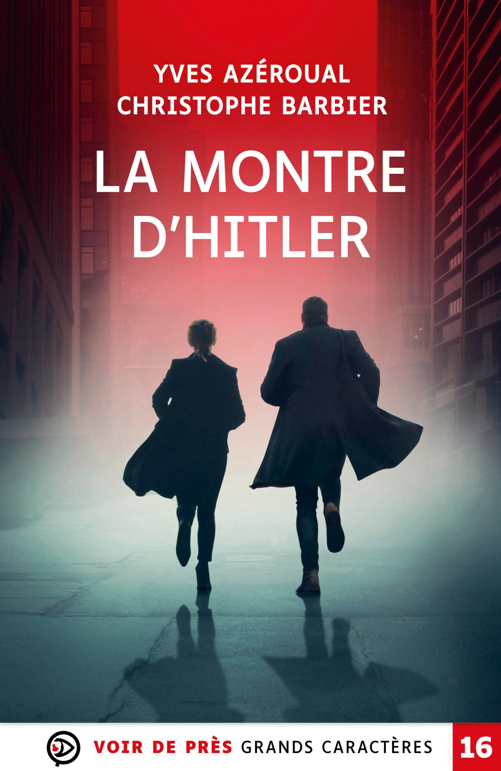 Couverture du livre en grands caractères intitulé La Montre d’Hitler de Yves Azéroual et Christophe Barbier, publié par Les éditions Voir de près. L’image montre deux silhouettes, un homme et une femme, courant dans une rue urbaine entre de hauts immeubles, dans une atmosphère brumeuse teintée de rouge et de bleu. Leur mouvement suggère une scène de fuite ou de poursuite. Le titre apparaît en grandes lettres blanches sur fond rouge. En bas de la couverture figure la mention « Grands caractères » avec un corps 16.