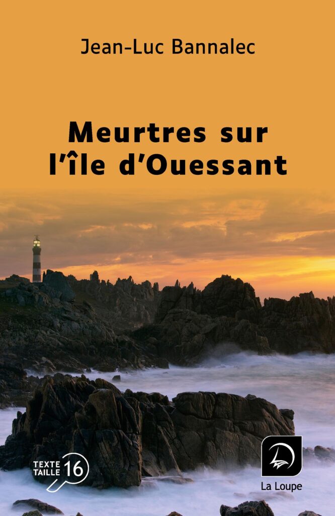 Photographie d’un paysage côtier sauvage au coucher du soleil : des rochers sombres battus par les vagues occupent le premier plan, tandis qu’un phare se dresse au loin sur une pointe rocheuse. Le ciel orangé illumine la scène dans une ambiance dramatique et venteuse.