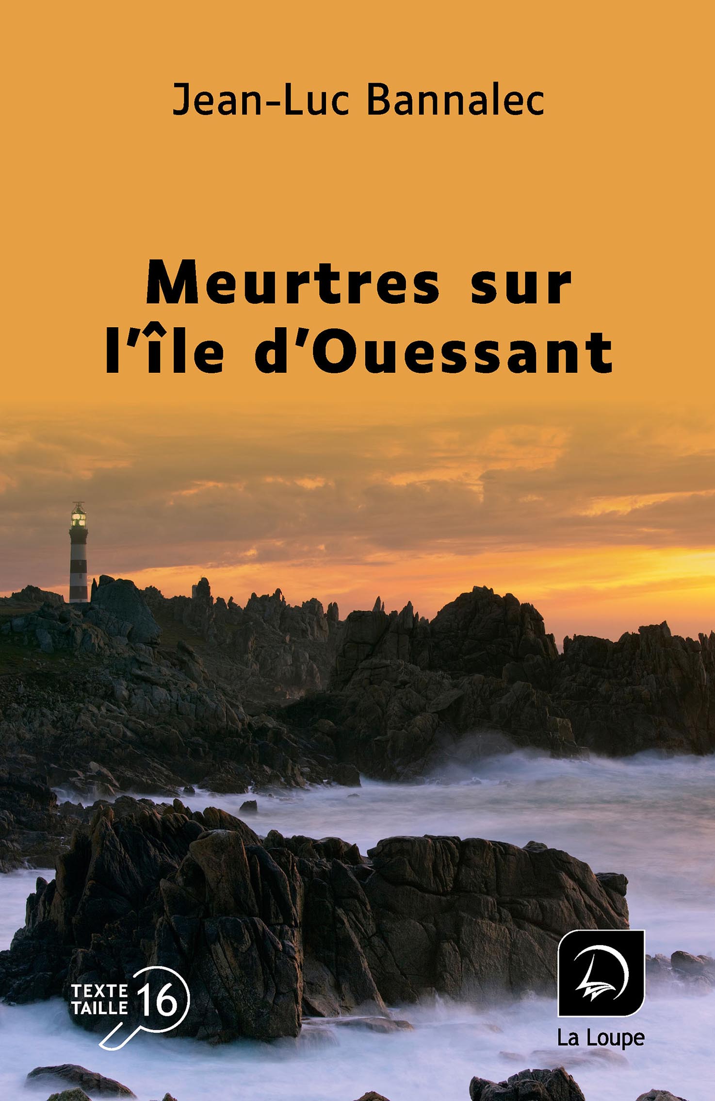 Photographie d’un paysage côtier sauvage au coucher du soleil : des rochers sombres battus par les vagues occupent le premier plan, tandis qu’un phare se dresse au loin sur une pointe rocheuse. Le ciel orangé illumine la scène dans une ambiance dramatique et venteuse.