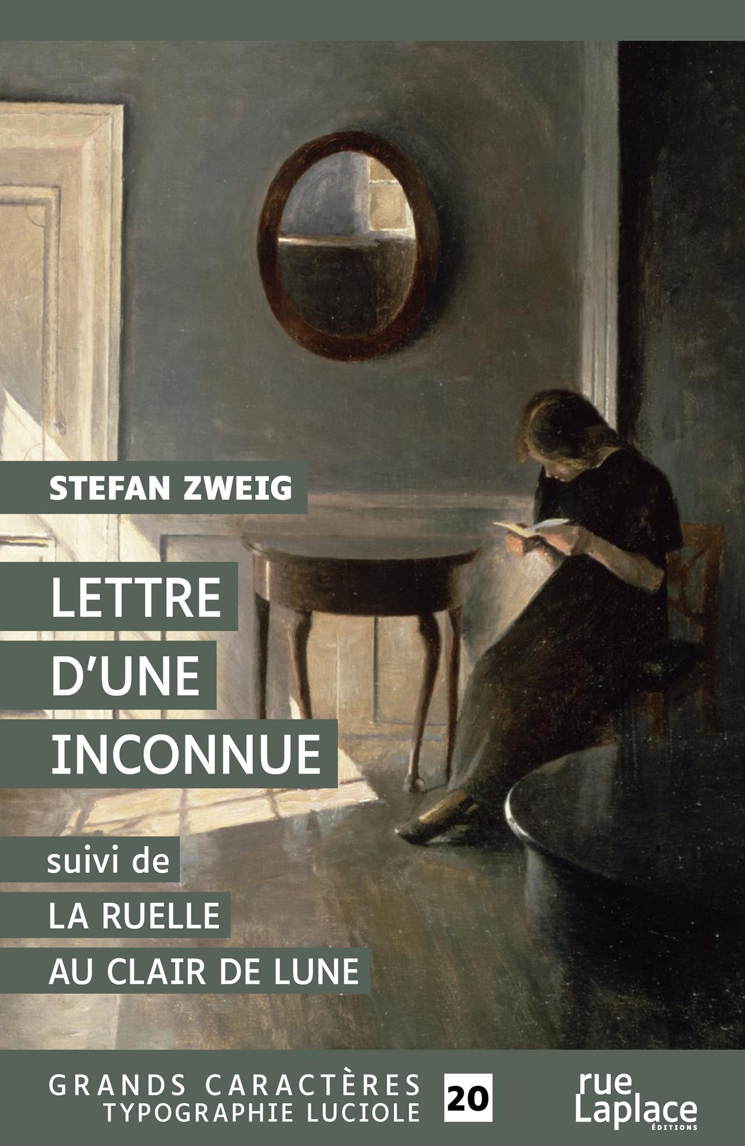 Couverture du livre en grands caractères intitulé Lettre d’une inconnue suivi de La ruelle au clair de lune de Stefan Zweig, publié par rueLaplace éditions. L’illustration montre une femme assise dans une pièce intérieure, lisant une lettre à la lumière douce venant d’une fenêtre. La scène est dominée par des tons gris et bruns, avec une atmosphère intime et silencieuse. Un miroir rond est accroché au mur au-dessus d’une table, reflétant la lumière. Le titre et le nom de l’auteur apparaissent en lettres blanches sur des bandeaux vert-gris. En bas de la couverture figure la mention « Grands caractères typographie Luciole » avec un corps 20.