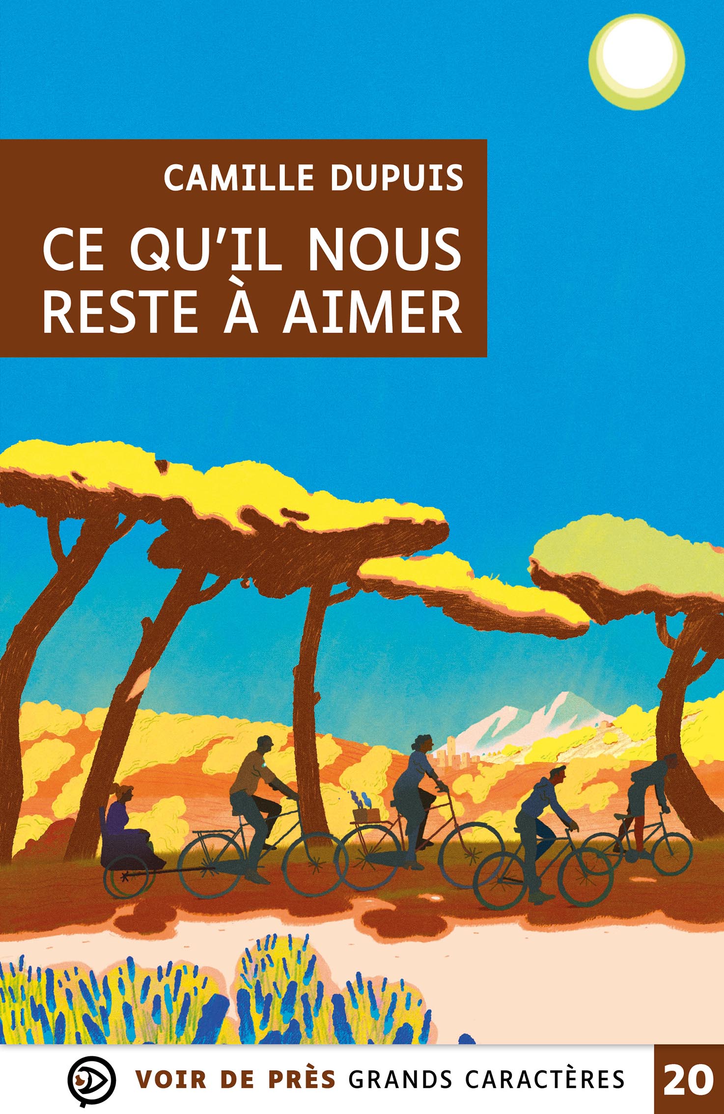 Illustration colorée d’un paysage ensoleillé : plusieurs personnes circulent à vélo sur un chemin bordé de grands pins parasols, dans une ambiance méditerranéenne. À l’arrière-plan, des collines et des montagnes se dessinent sous un ciel bleu lumineux, tandis que le soleil brille en haut de l’image.