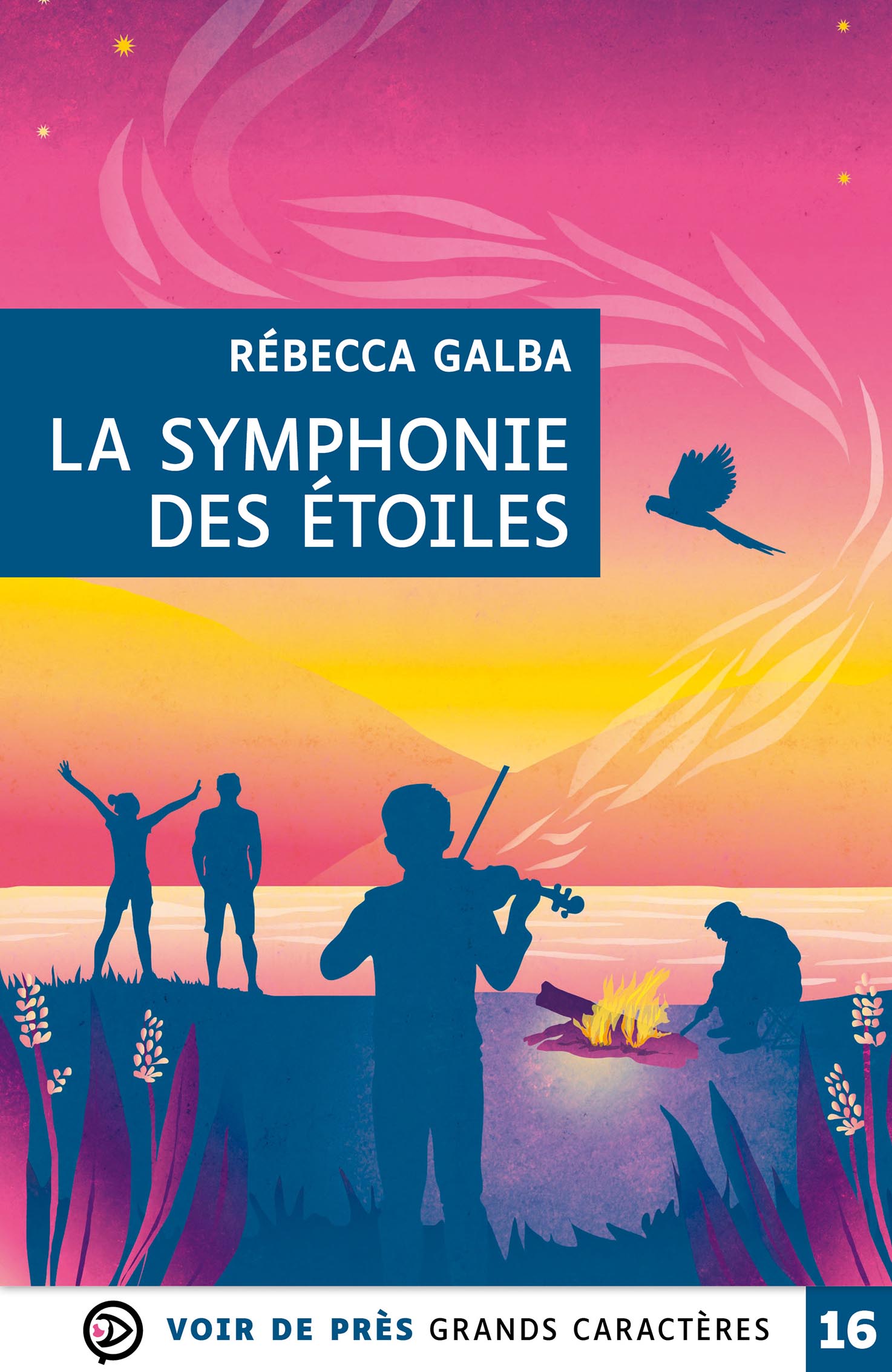 Couverture du livre La Symphonie des étoiles de Rébecca Galba en grands caractères. Illustration stylisée aux couleurs vives représentant une scène au bord de l’eau au coucher du soleil. Au premier plan, un enfant joue du violon, silhouetté en bleu. À gauche, deux autres silhouettes se tiennent debout, l’une levant les bras. À droite, une personne est accroupie près d’un feu de camp. En arrière-plan, un paysage de collines et un ciel dégradé rose, orange et jaune, avec quelques étoiles et un oiseau en vol.