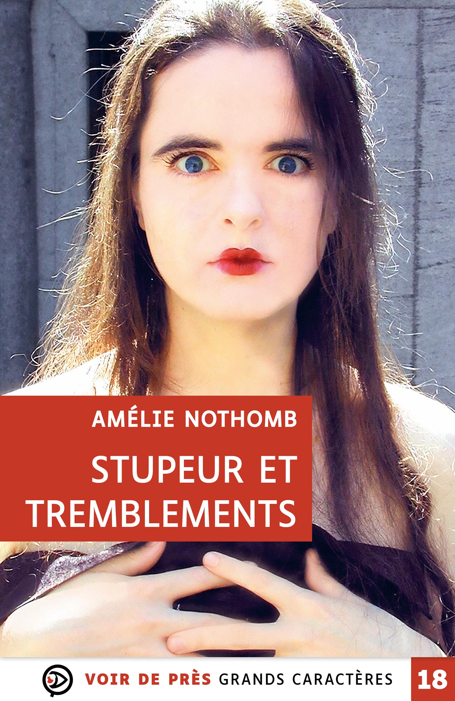 Couverture du livre Stupeur et tremblements de Amélie Nothomb en grands caractères, représentant le portrait d’une jeune femme au regard intense, sur fond neutre.