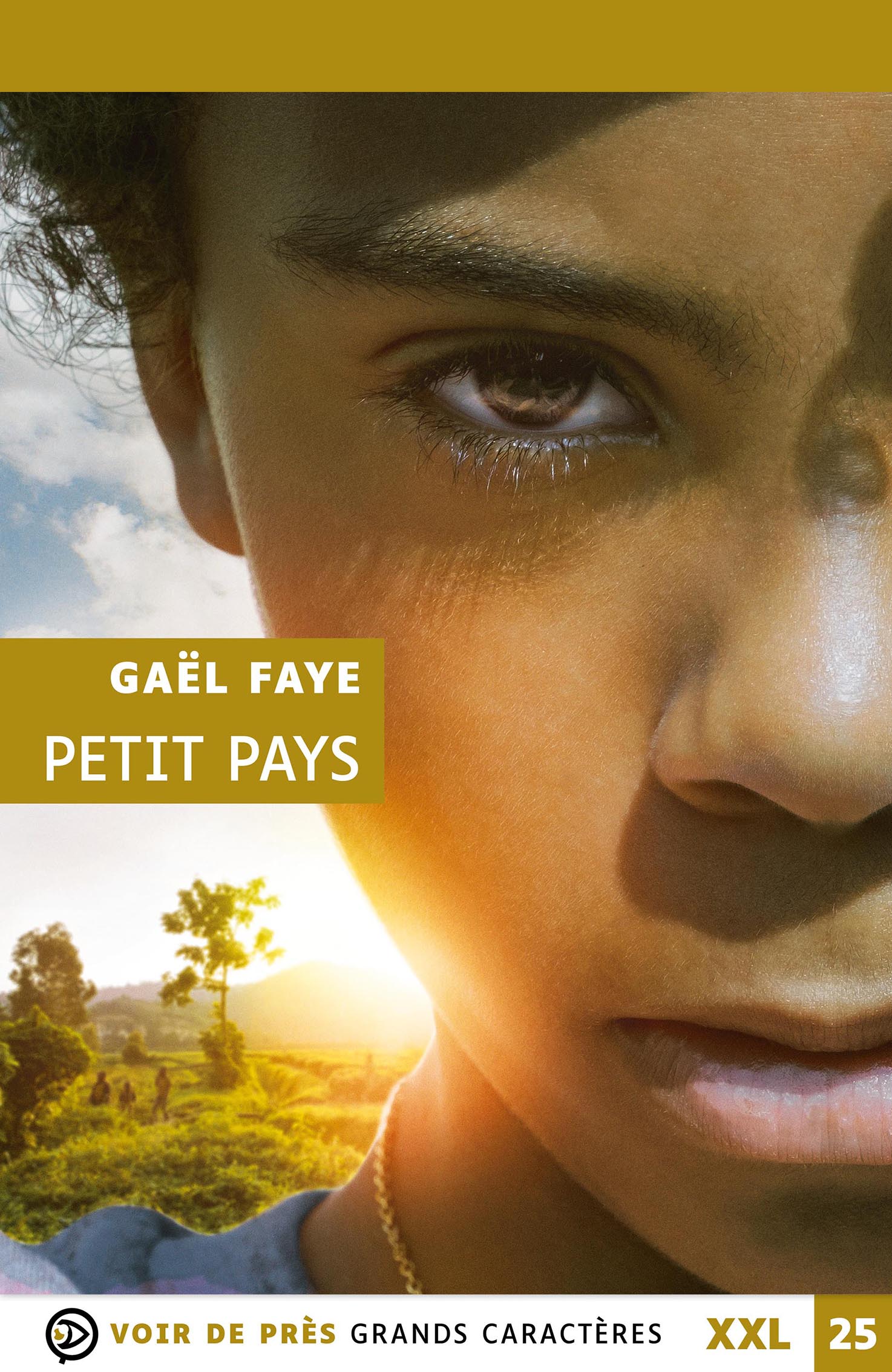 Gros plan sur le visage d’un enfant, dont un œil regarde vers l’objectif, avec en arrière-plan un paysage africain lumineux fait de collines, d’arbres et de silhouettes marchant au coucher du soleil.