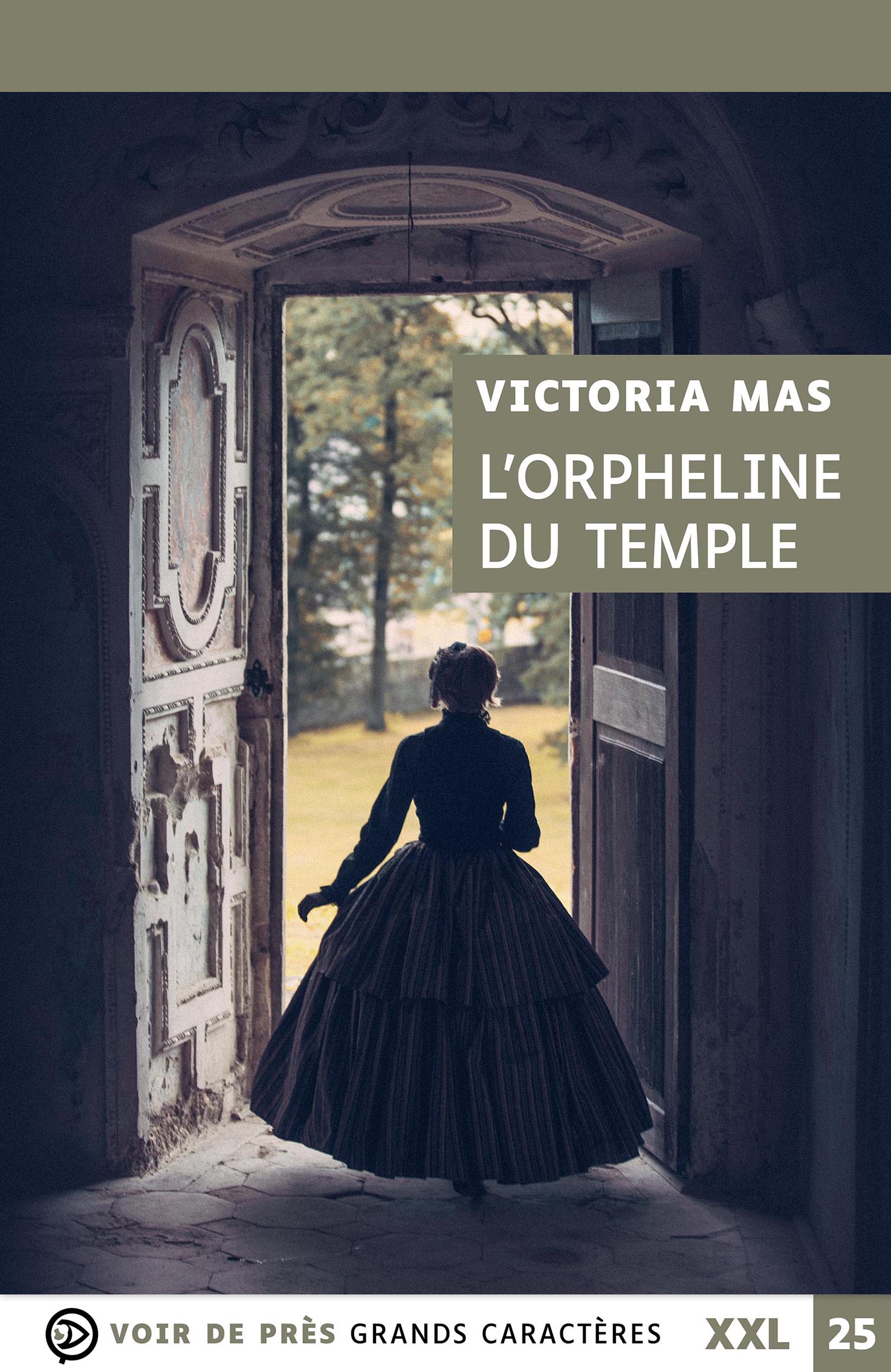 Une jeune femme en robe sombre du XVIIIe siècle est vue de dos, franchissant une grande porte ouverte depuis un intérieur ancien vers un jardin lumineux à l’extérieur.