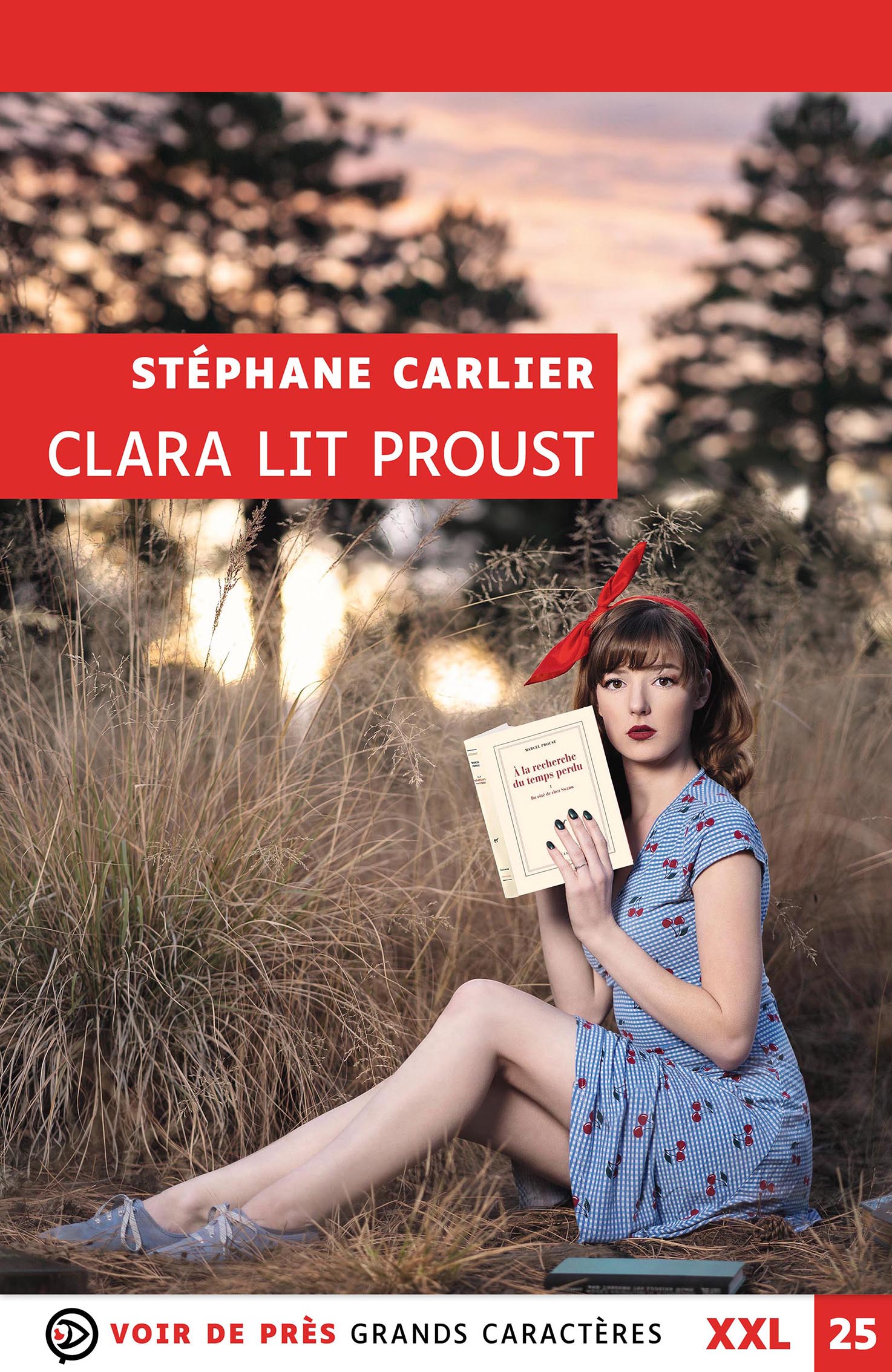 Une jeune femme assise dans les herbes hautes tient un livre entre ses mains et regarde vers l’objectif. Elle porte une robe bleue à motifs et un bandeau rouge dans les cheveux. En arrière-plan, la lumière du coucher de soleil éclaire un paysage naturel flou.