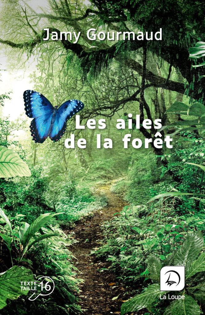 Couverture du livre Les ailes de la forêt de Jamy Gourmaud représentant un sentier dans une forêt tropicale avec un grand papillon bleu.