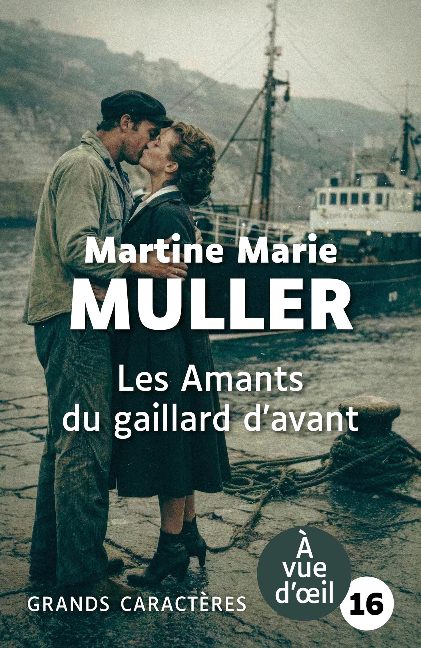 Couverture du livre Les Amants du gaillard d’avant de Martine Marie Muller en grands caractères, avec un couple s’embrassant sur un quai de port.
