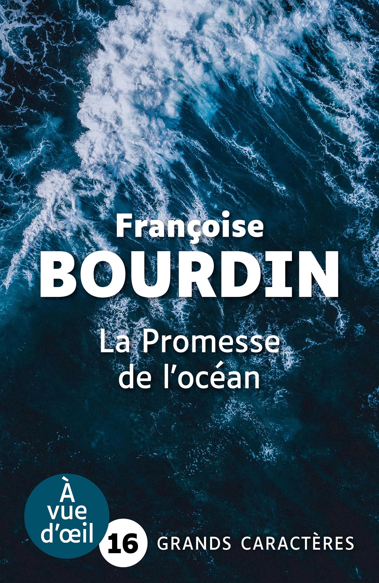 Couverture du livre La Promesse de l’océan de Françoise Bourdin en grands caractères, avec une vue aérienne de vagues marines.