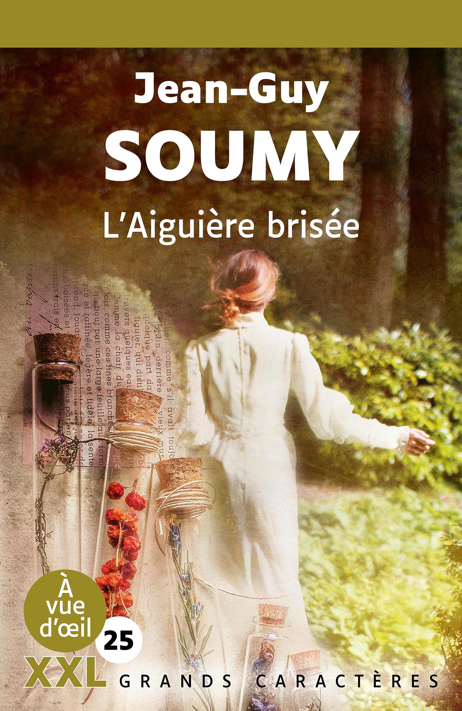 Femme en robe claire marchant dans un jardin baigné de lumière, avec des flacons en verre remplis de plantes séchées au premier plan, dans une ambiance douce et poétique.