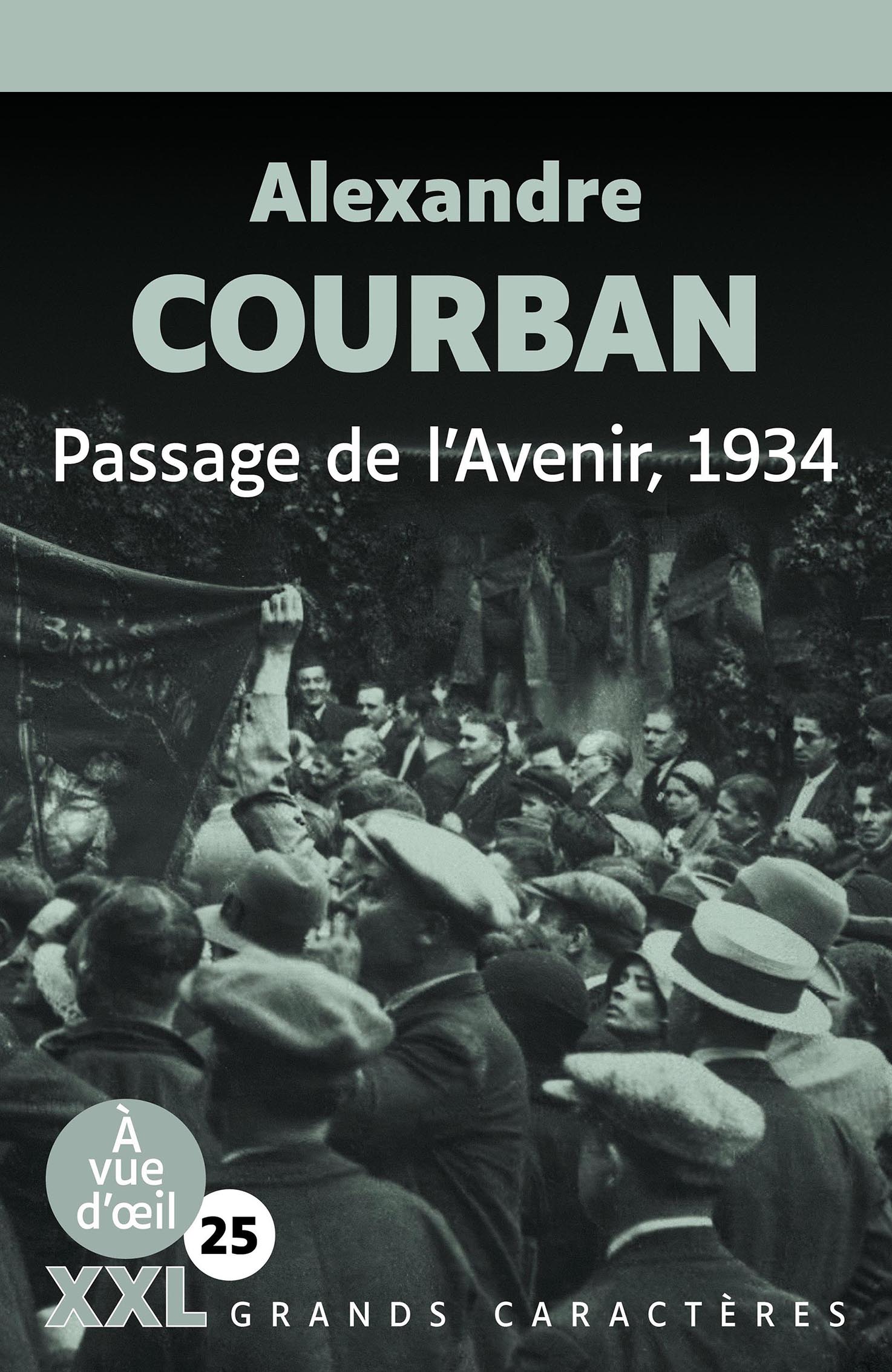 Photographie en noir et blanc d’une foule dense rassemblée dans une rue, composée d’hommes et de femmes portant des chapeaux, certains levant les bras ou tenant une bannière, évoquant une manifestation ou un rassemblement dans les années 1930.