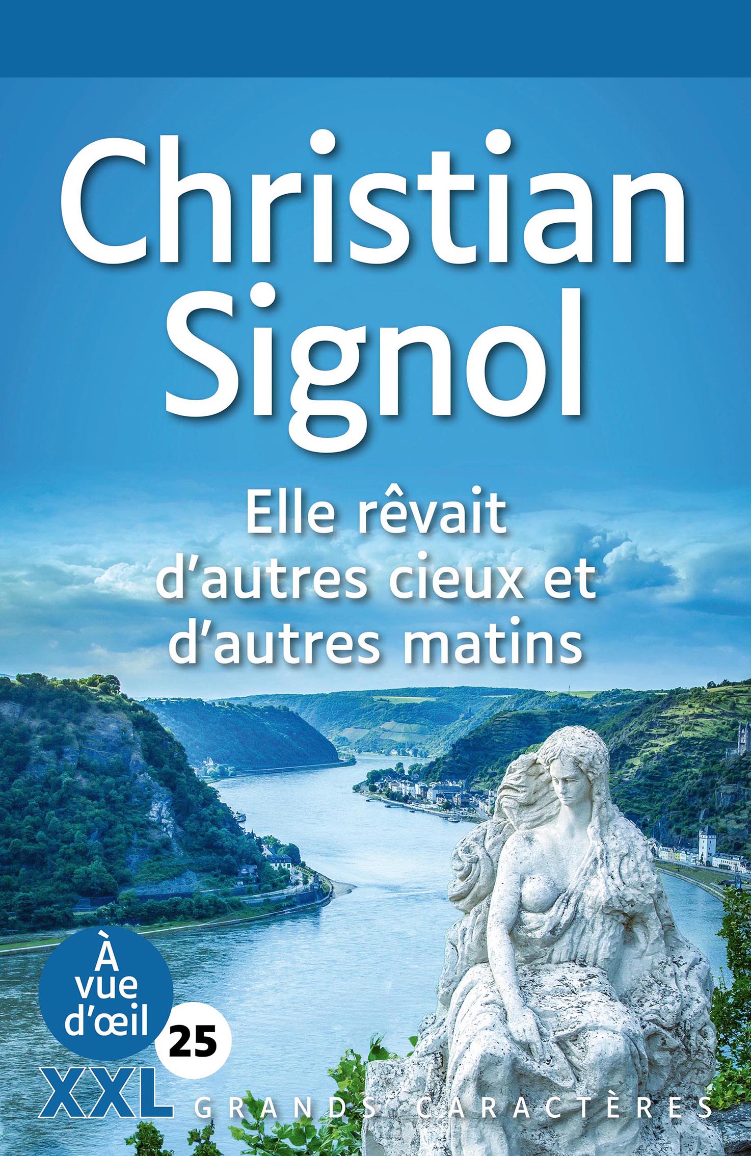 Statue féminine en pierre surplombant un fleuve serpentant entre des collines verdoyantes, sous un ciel bleu parsemé de nuages.