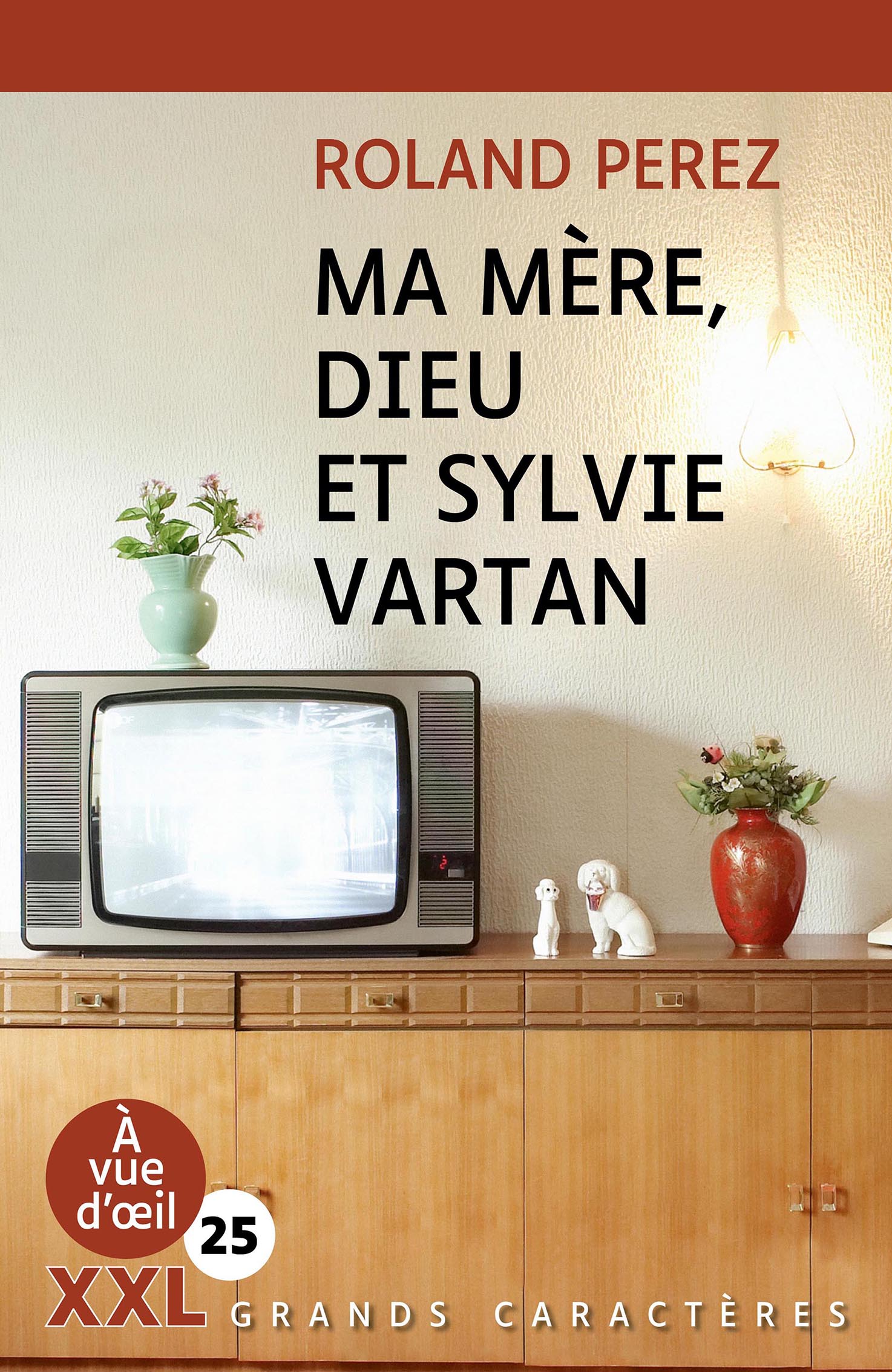 Télévision ancienne posée sur un meuble en bois dans un intérieur rétro, entourée de petits objets décoratifs et de vases fleuris, sous une lumière douce.