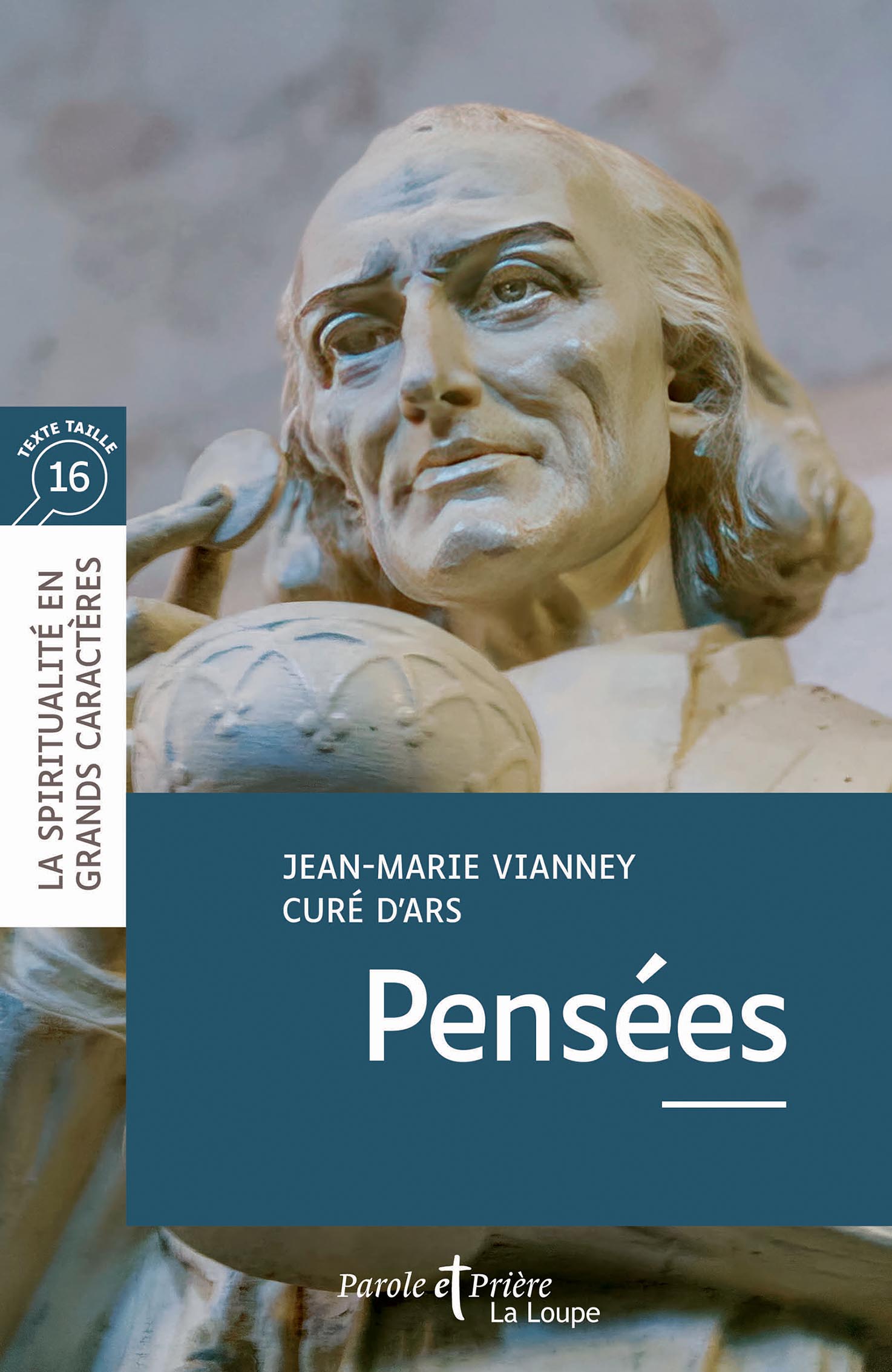 Couverture du livre en grands caractères Pensées de Jean-Marie Vianney, représentant une statue du Curé d’Ars en gros plan, avec un bandeau bleu de la collection « La Spiritualité en grands caractères ».