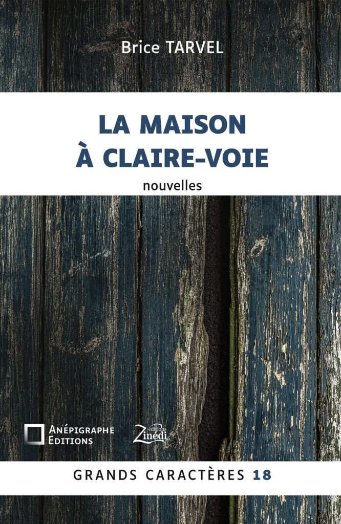 Couverture du livre en grands caractères La Maison à claire-voie de Brice Tarvel, avec un fond représentant des planches de bois anciennes peintes en bleu et le titre dans un encadré blanc.