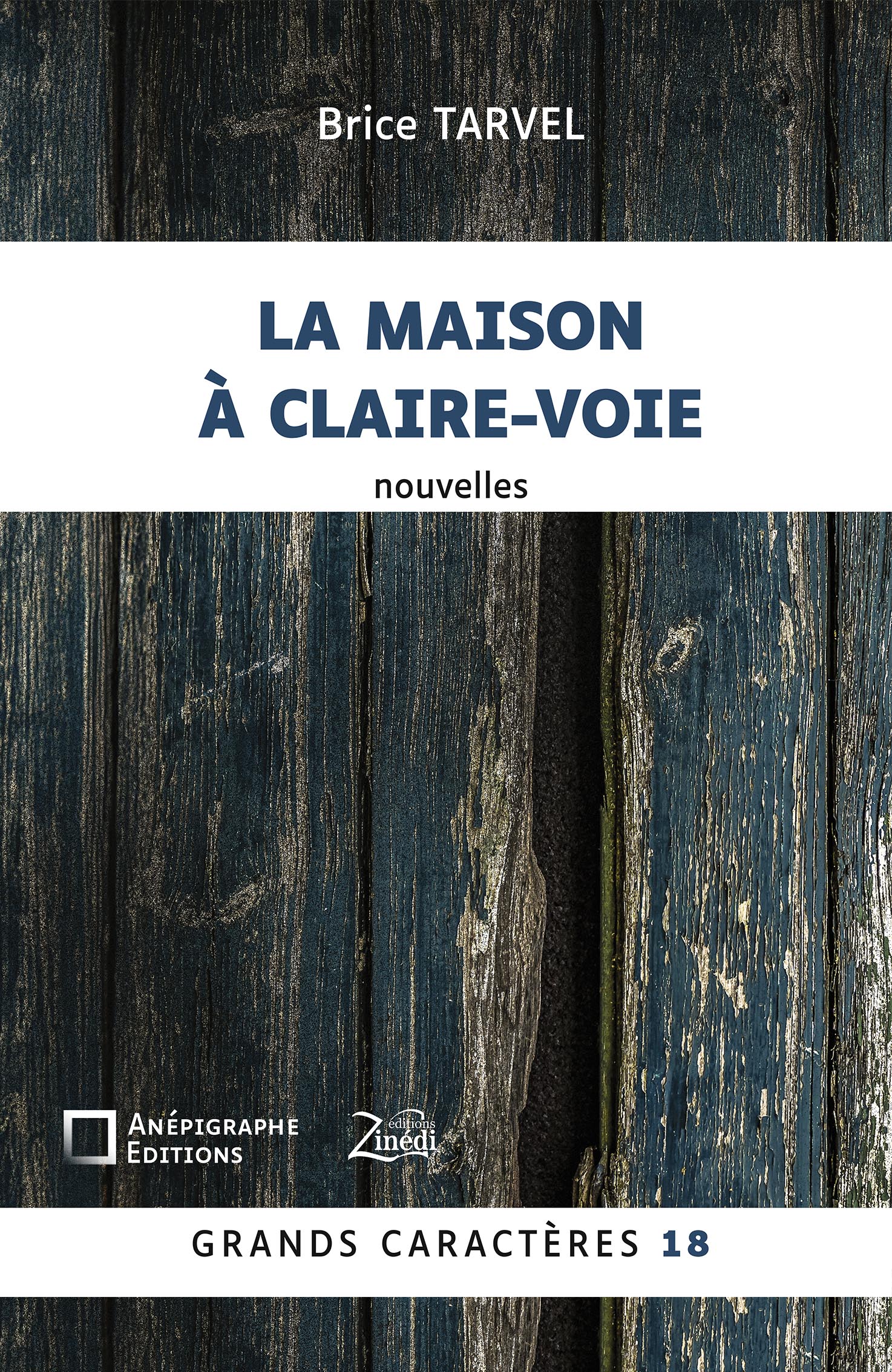 Couverture du livre en grands caractères La Maison à claire-voie de Brice Tarvel, avec un fond représentant des planches de bois anciennes peintes en bleu et le titre dans un encadré blanc.