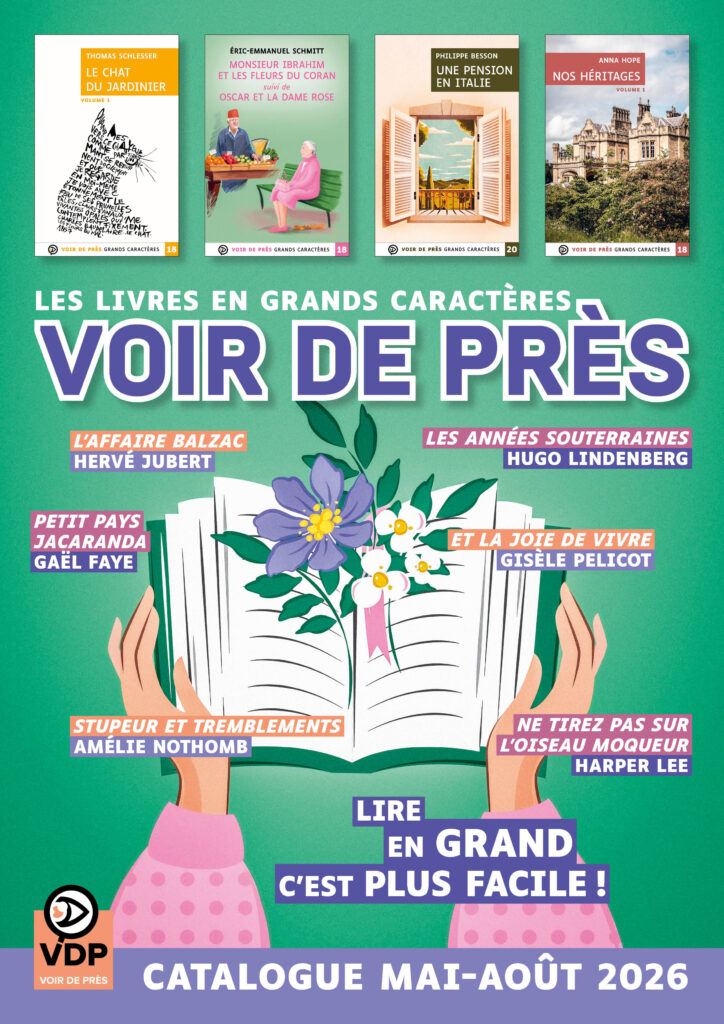 Couverture du catalogue Voir de près mai-août 2026 présentant plusieurs livres en grands caractères autour d’un livre ouvert illustré de fleurs.