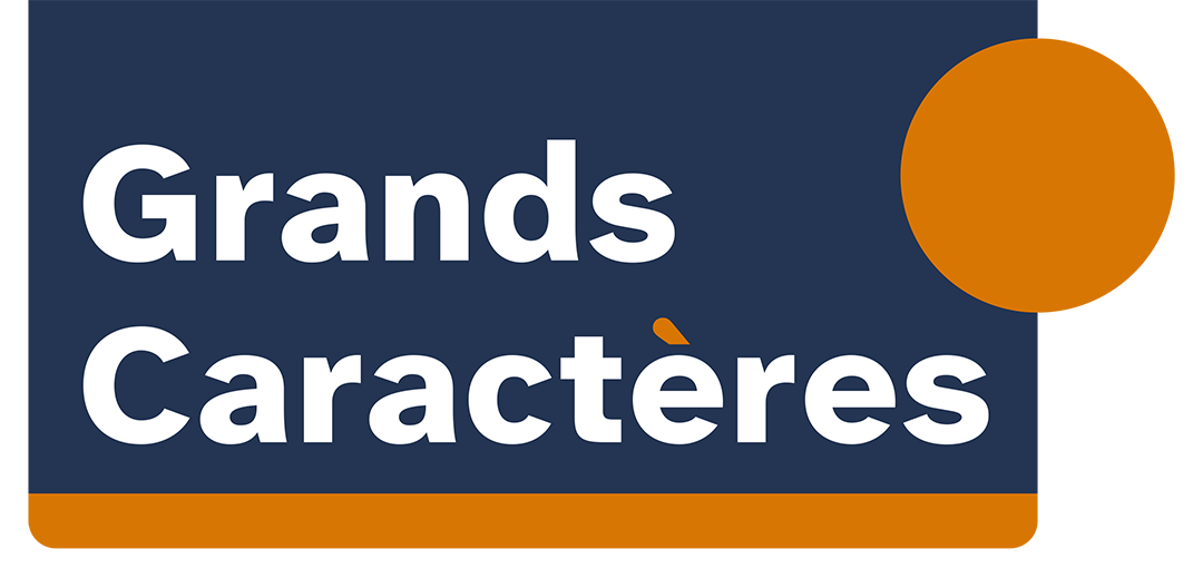 Logo « Grands Caractères » en blanc sur fond bleu foncé avec éléments graphiques orange.